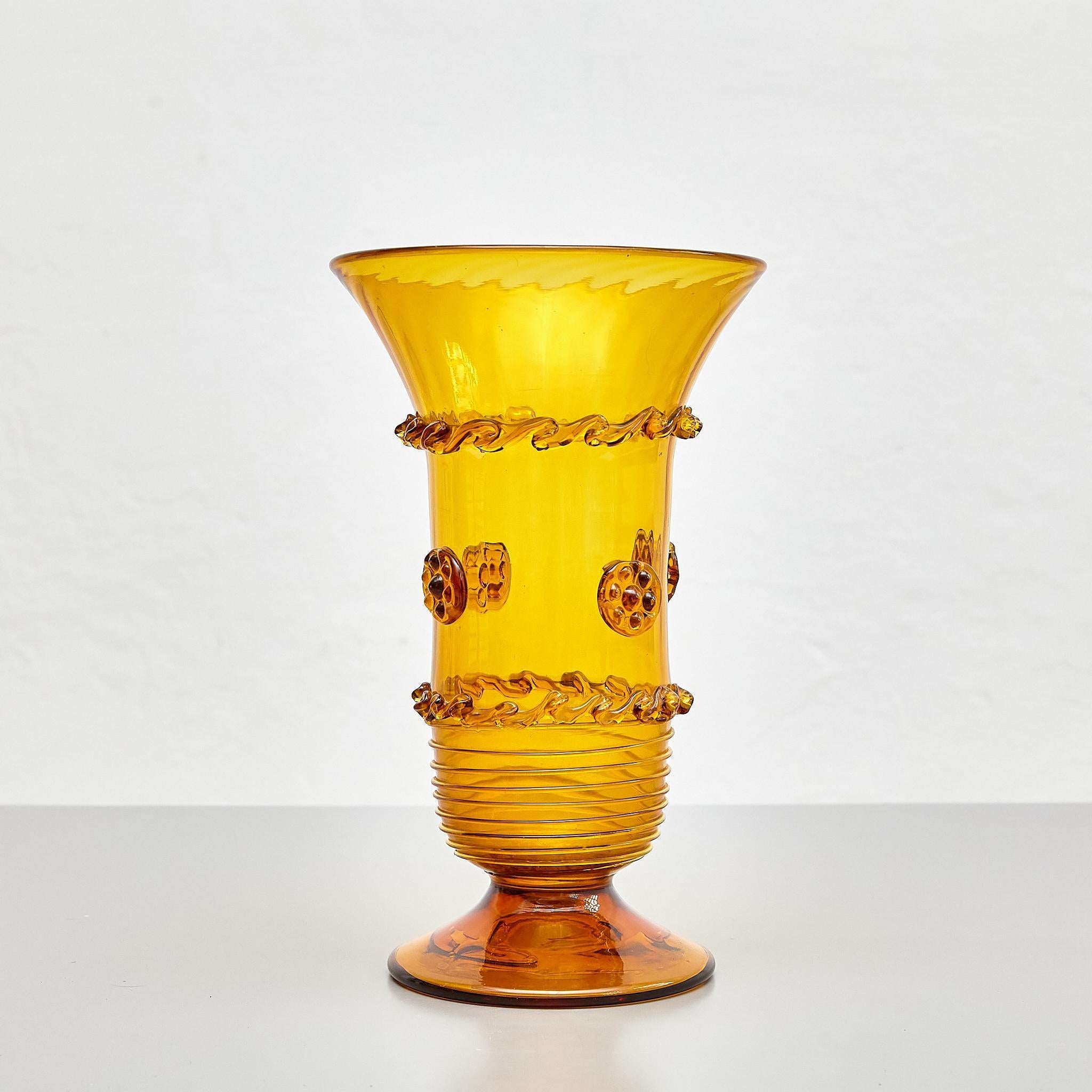 Elegante Vase aus mundgeblasenem Bernsteinglas - spanische Kunst des frühen 20. Jahrhunderts (Glas) im Angebot