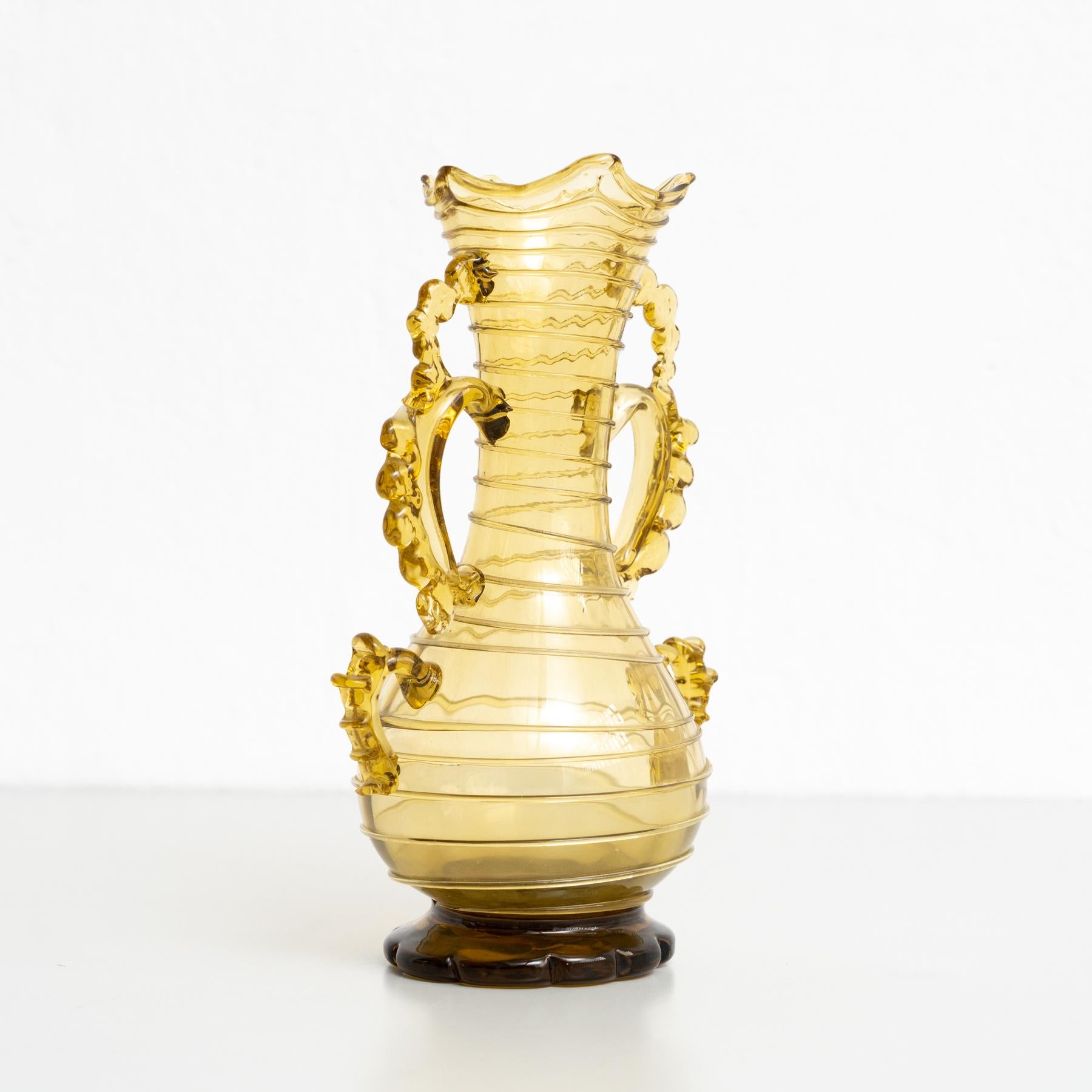Verre brun Élégant vase en verre soufflé ambré - Art espagnol du début du 20e siècle en vente