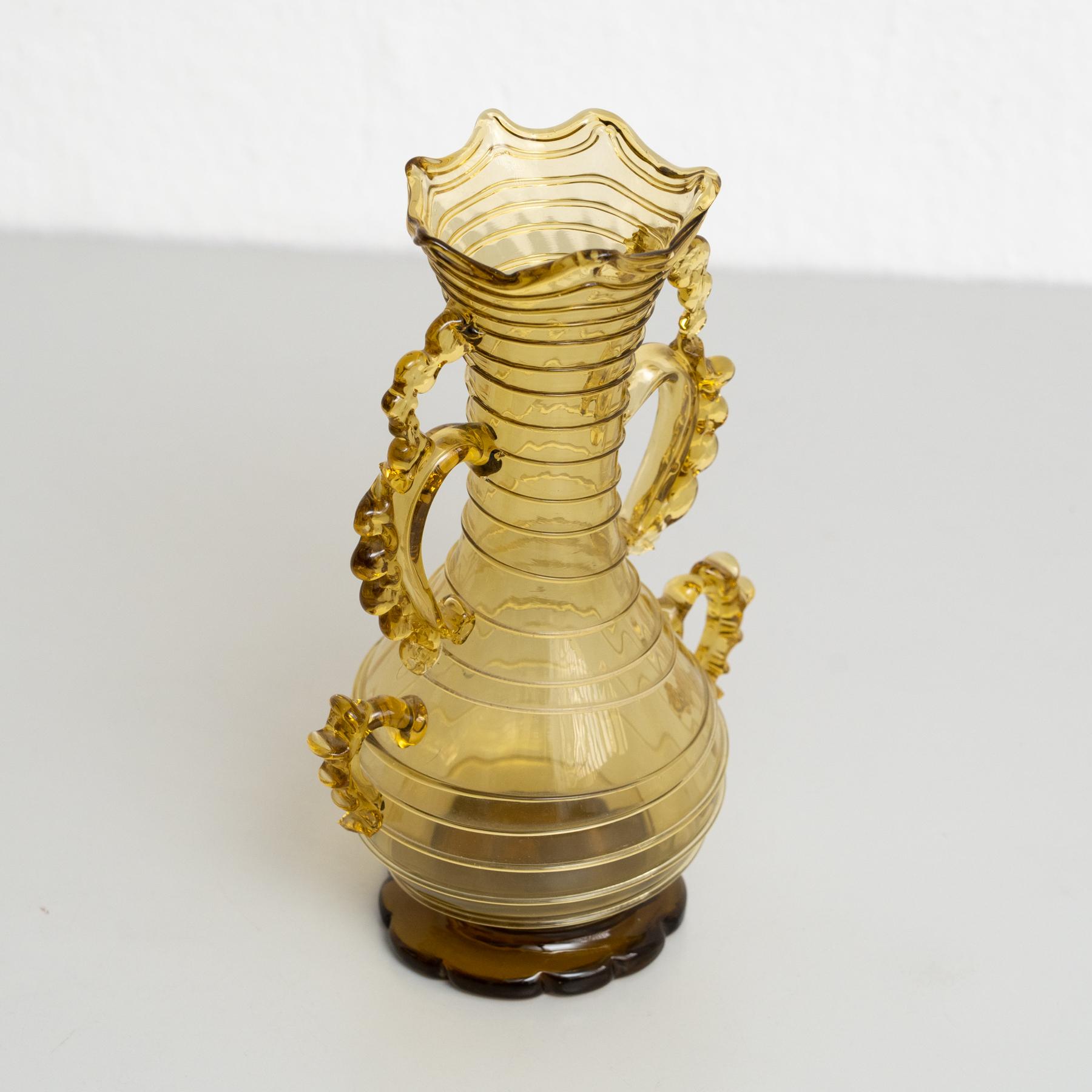 Élégant vase en verre soufflé ambré - Art espagnol du début du 20e siècle en vente 1