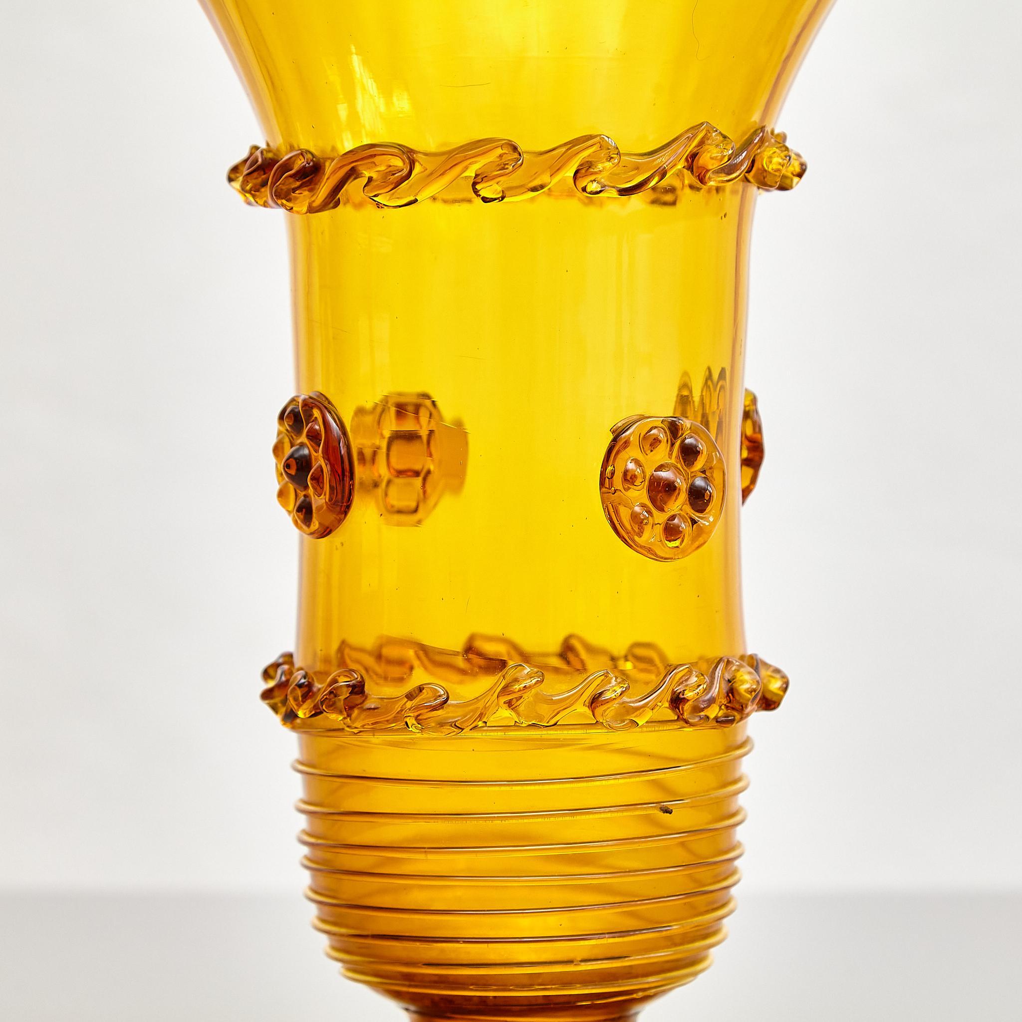 Elegante Vase aus mundgeblasenem Bernsteinglas - spanische Kunst des frühen 20. Jahrhunderts im Angebot 2
