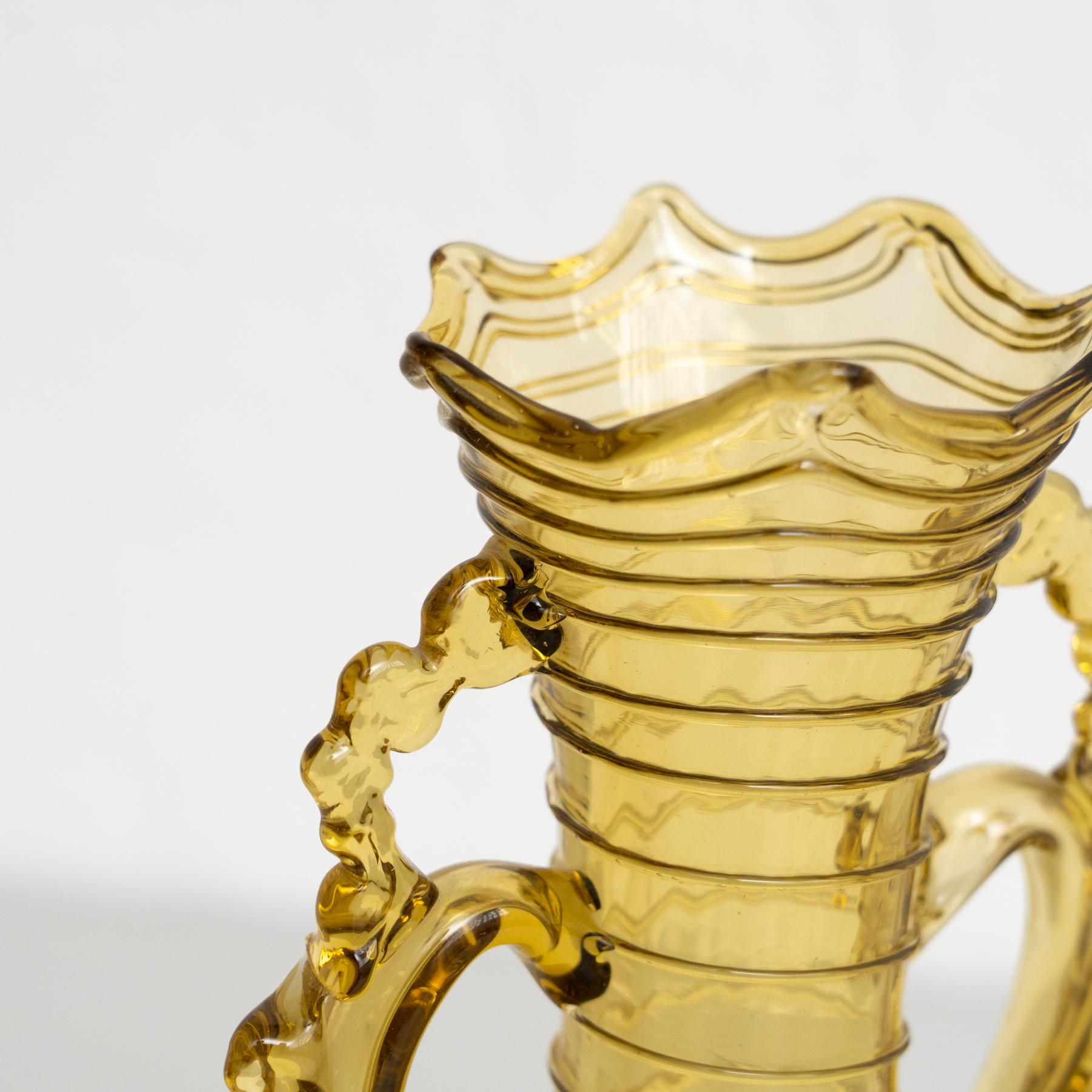 Elegante Vase aus mundgeblasenem Bernsteinglas - spanische Kunst des frühen 20. Jahrhunderts im Angebot 3