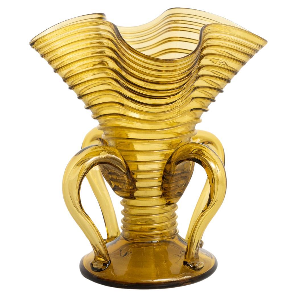 Elegante Vase aus mundgeblasenem Bernsteinglas - spanische Kunst des frühen 20. Jahrhunderts im Angebot