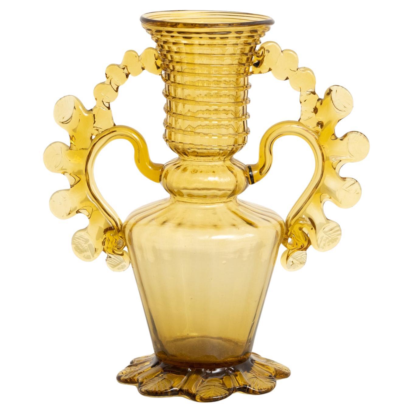 Elegante Vase aus mundgeblasenem Bernsteinglas - spanische Kunst des frühen 20. Jahrhunderts