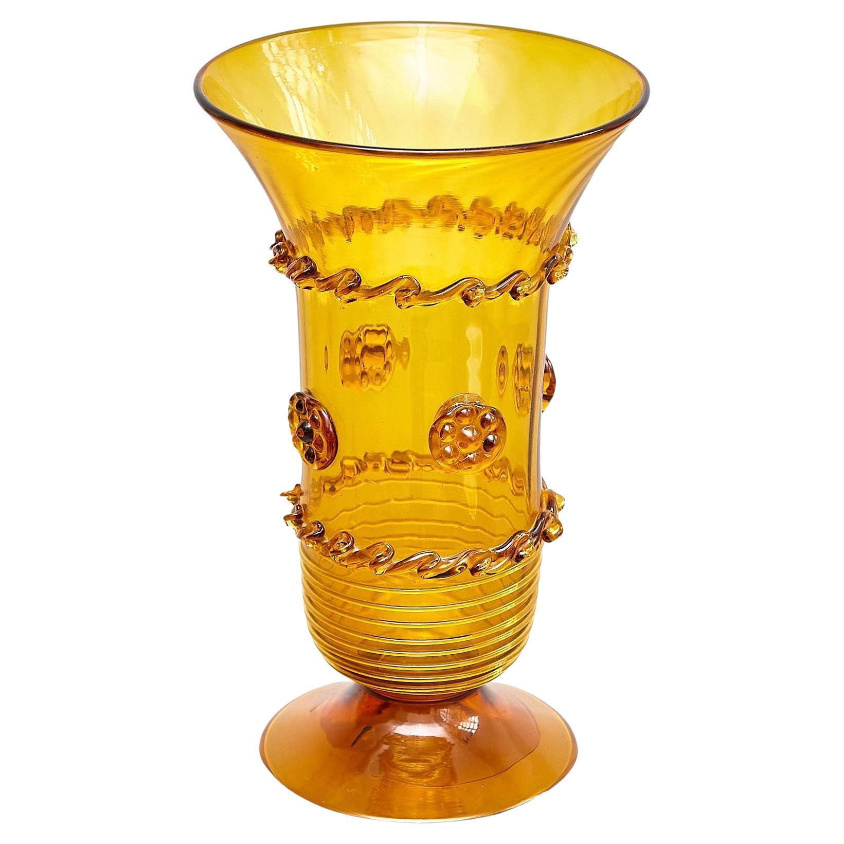 Elegante Vase aus mundgeblasenem Bernsteinglas - spanische Kunst des frühen 20. Jahrhunderts