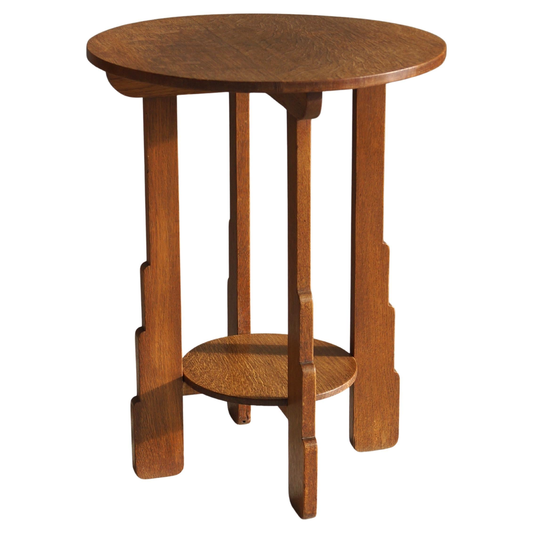 What size should a side table be?