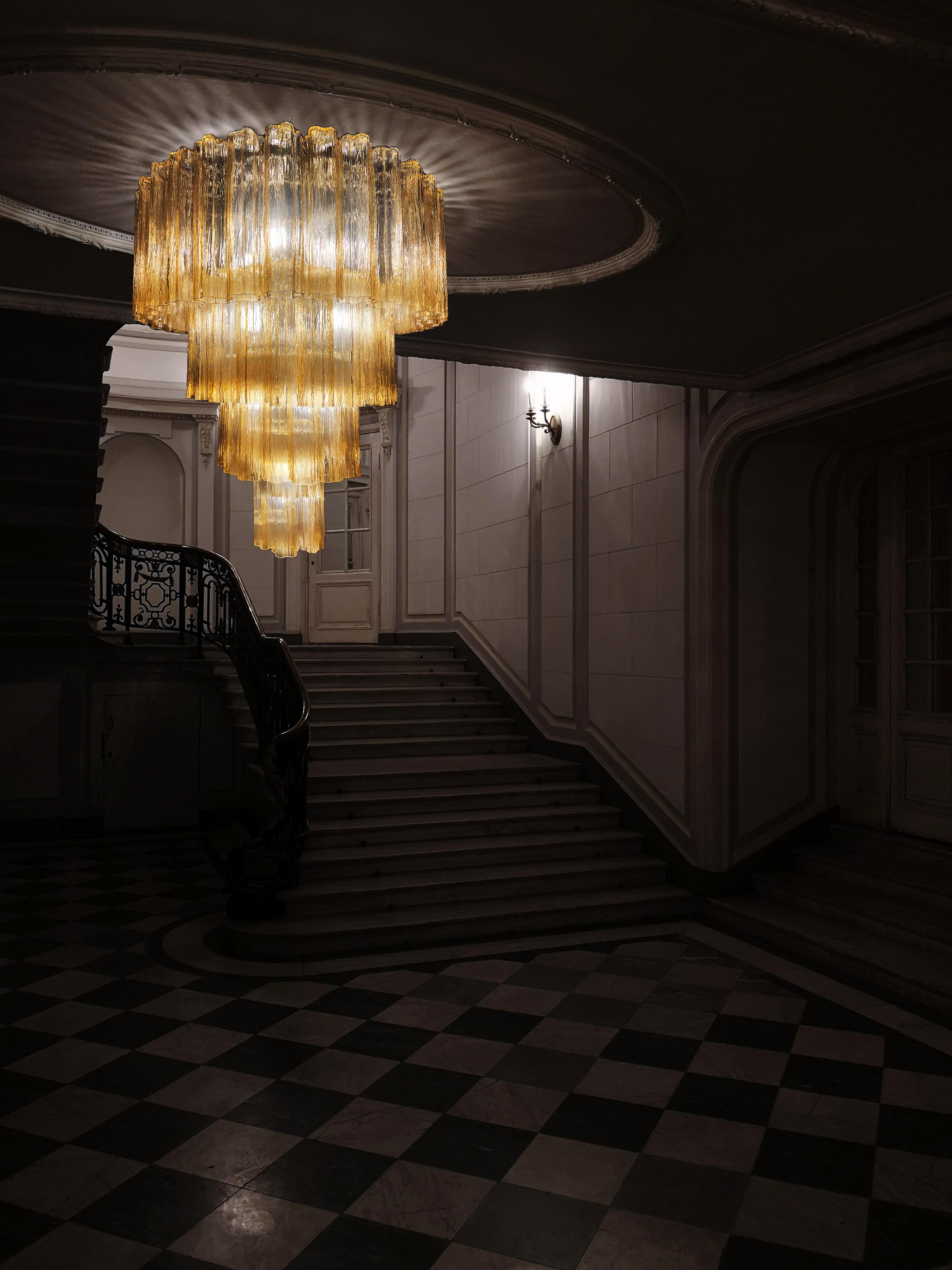 Italiano Elegante e affascinante coppia di lampadari italiani di Valentina Planta, Murano in vendita