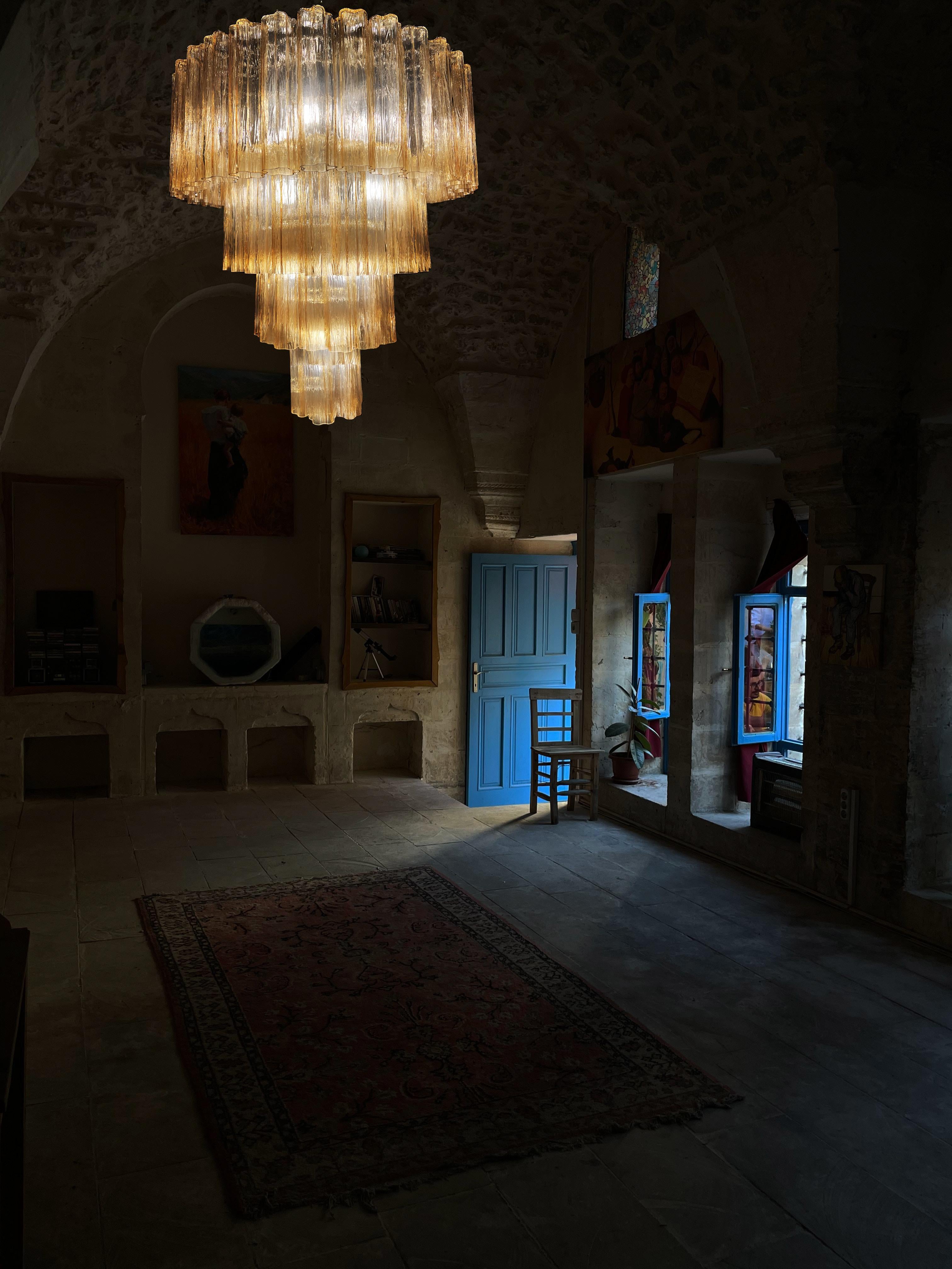 Elegante e affascinante coppia di lampadari italiani di Valentina Planta, Murano In condizioni Nuovo in vendita a Budapest, HU