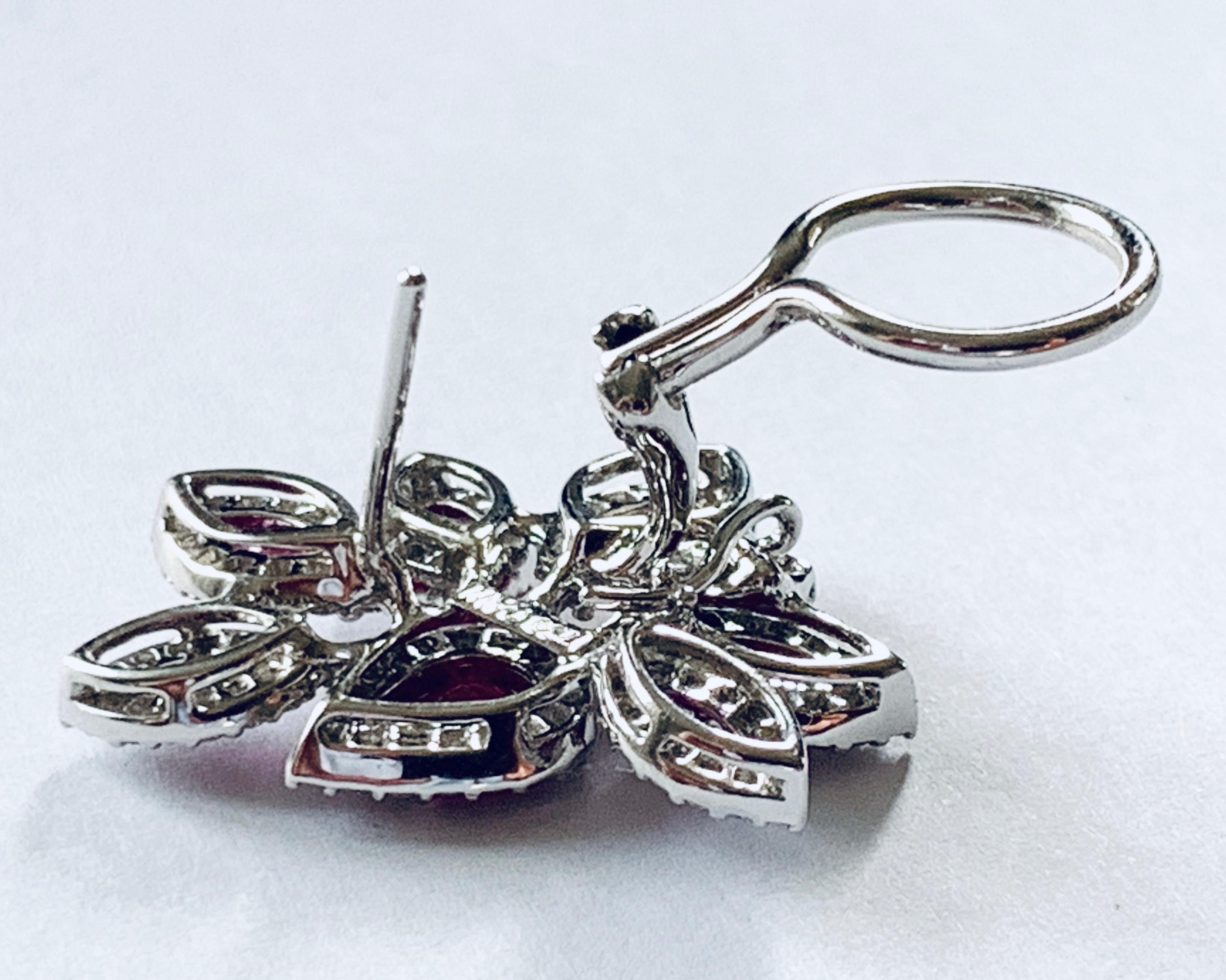 Eleganti e di classe gli orecchini a grappolo di rubini e diamanti in oro bianco 18 carati In condizioni Nuovo in vendita a Zurich, Zollstrasse