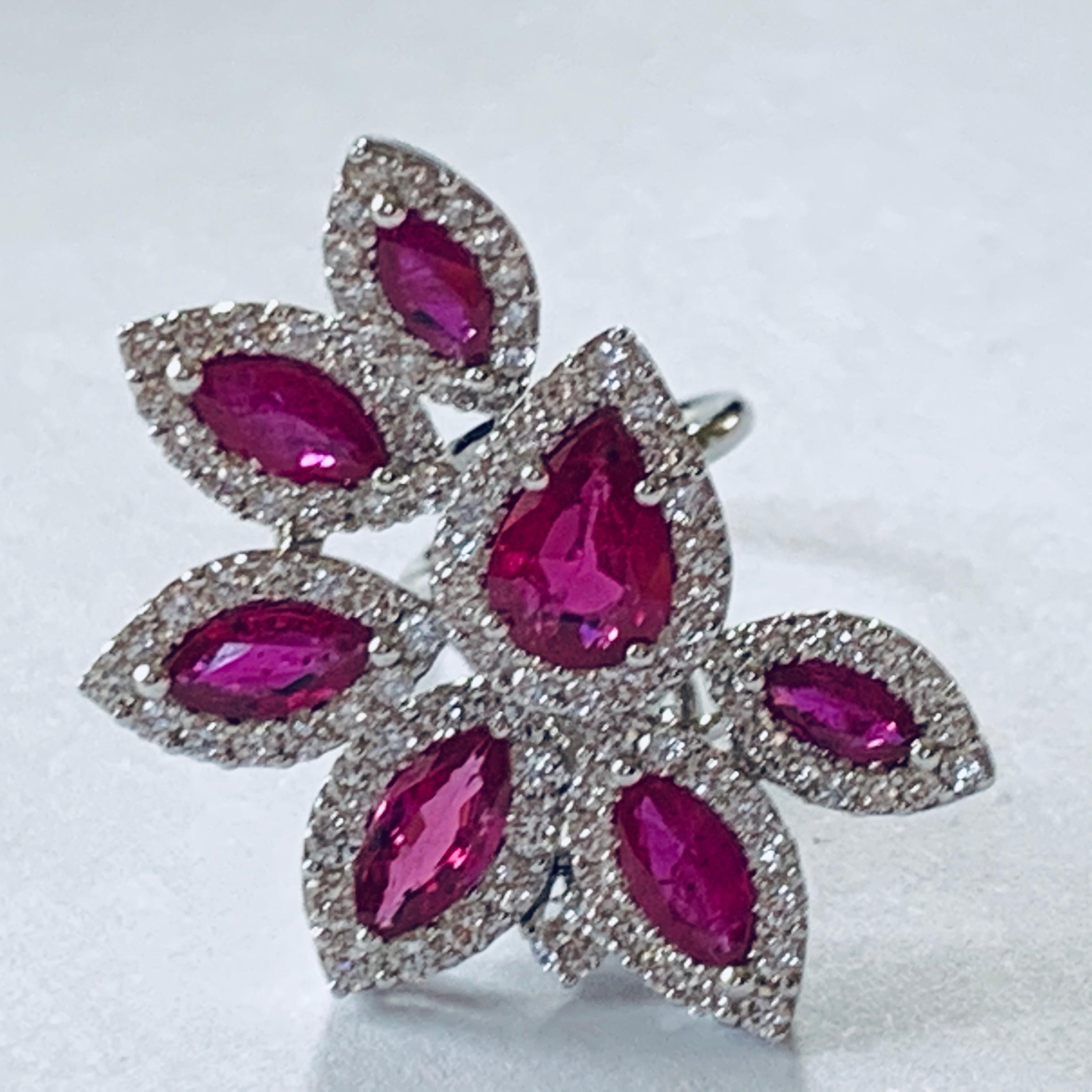 Boucles d'oreilles élégantes et classiques en or blanc 18 carats avec grappe de rubis et de diamants en vente 2