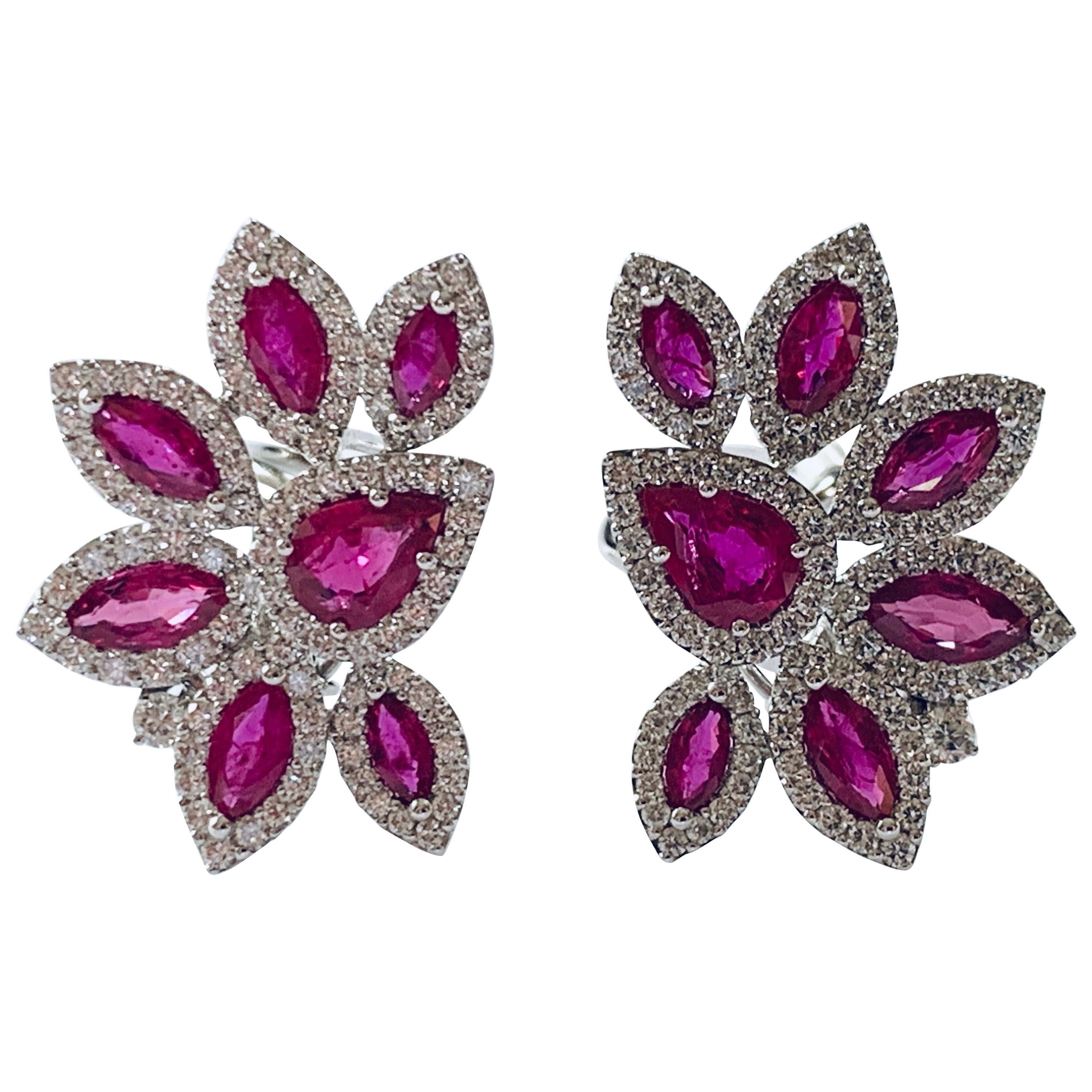 Boucles d'oreilles élégantes et classiques en or blanc 18 carats avec grappe de rubis et de diamants en vente