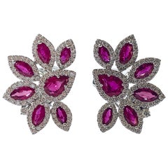 Boucles d'oreilles élégantes et classiques en or blanc 18 carats avec grappe de rubis et de diamants