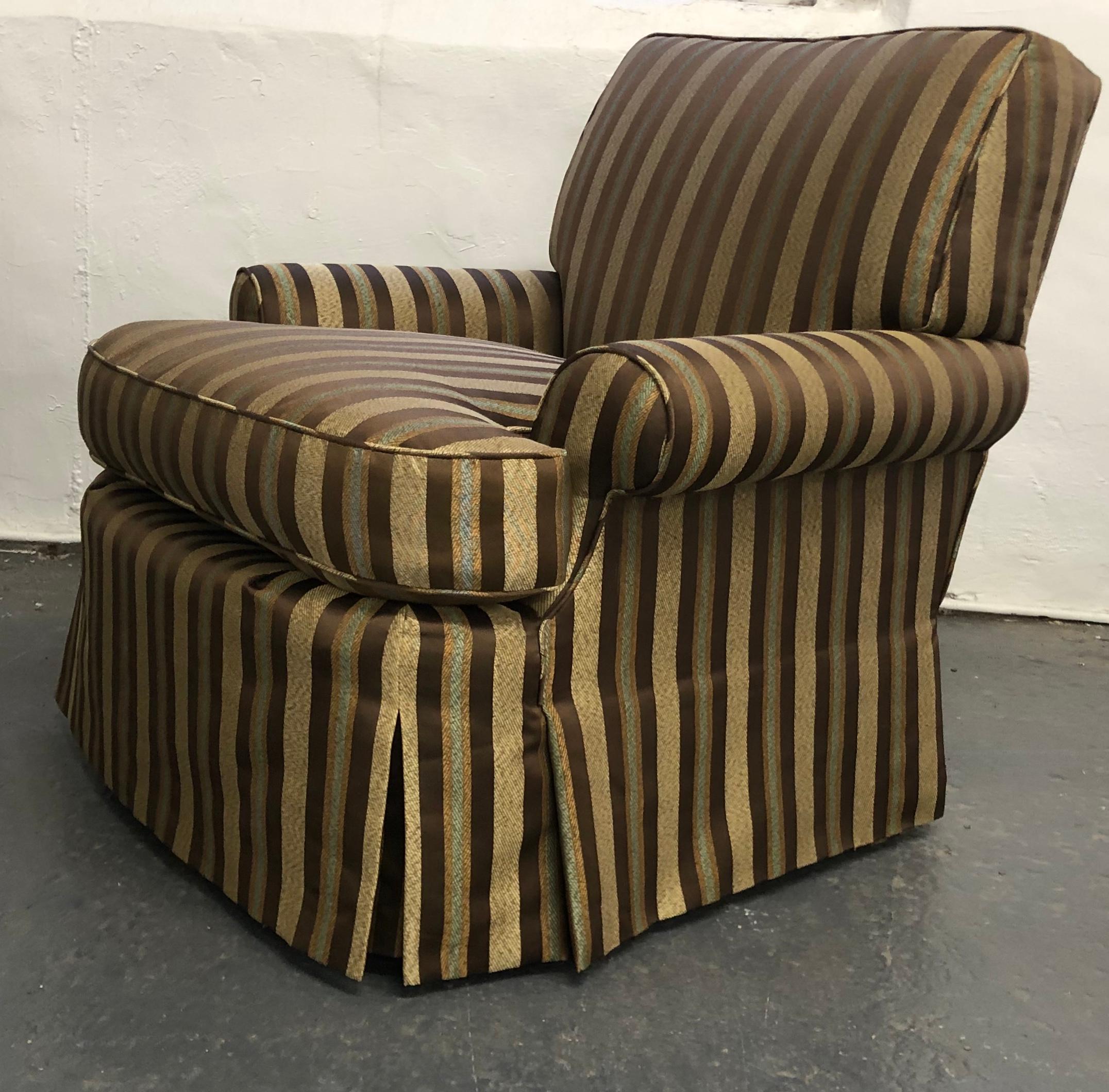 Paire de roulettes club élégantes et confortables dans une rayure Classic Excellent état - En vente à Bronx, NY