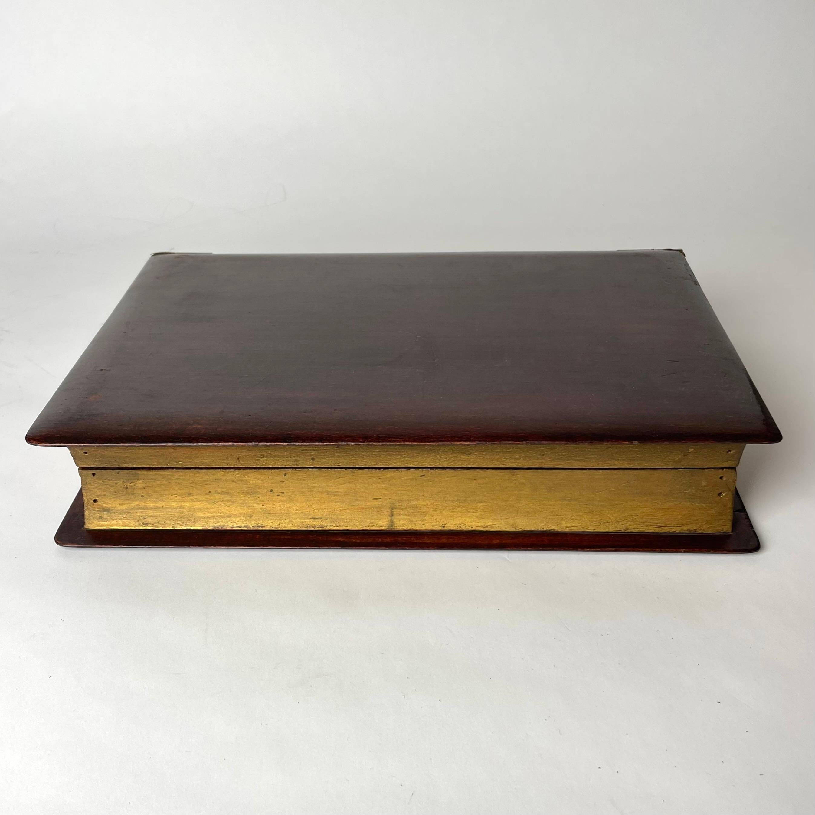 Elegant and decorative Box in the shape of a large book. Early 20th Century For Sale 5