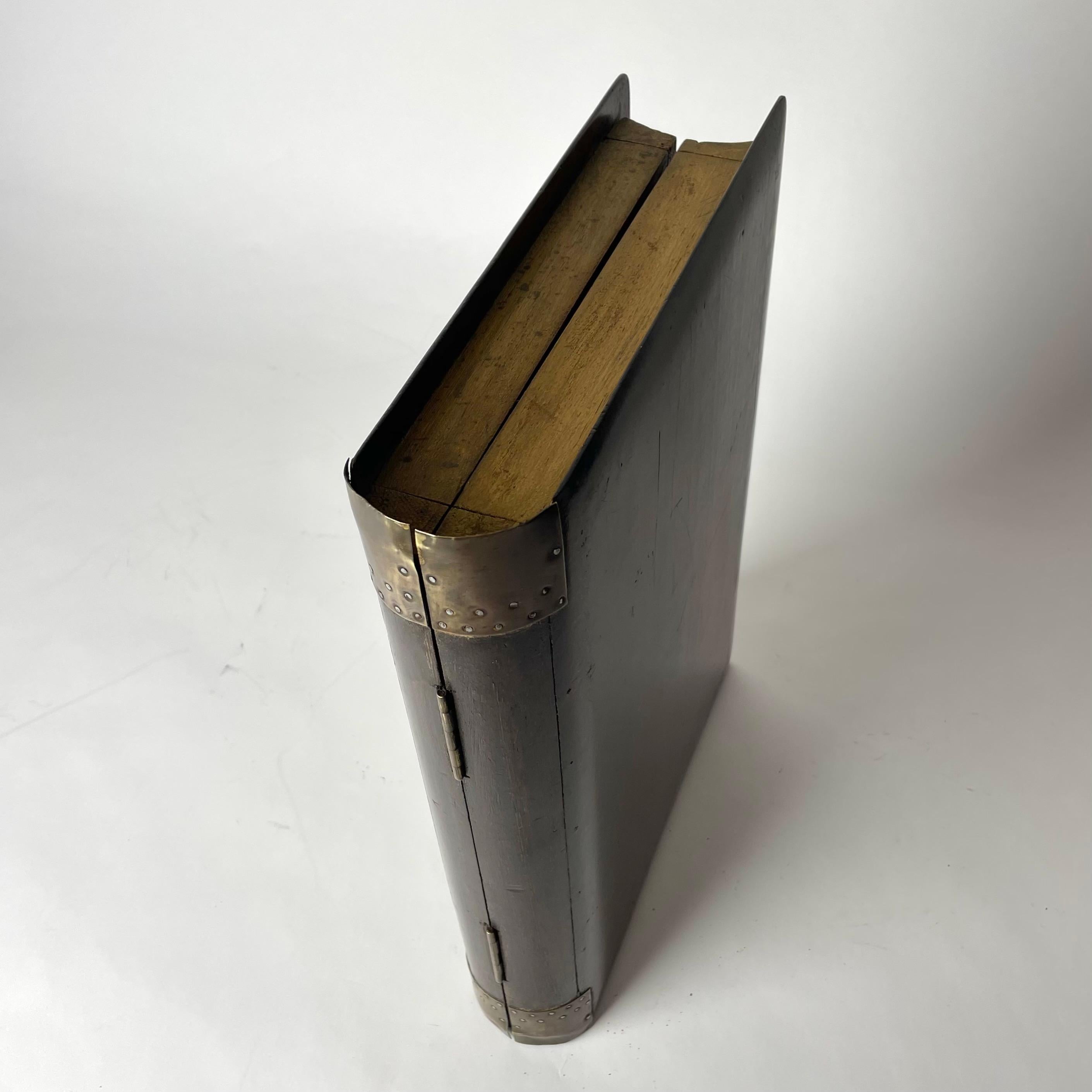 Elegant and decorative Box in the shape of a large book. Early 20th Century For Sale 4