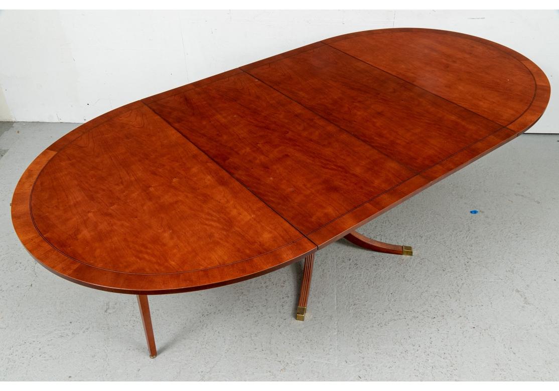 20th Century Elegant And Fine Quality Mahogany Oval Dining Table For Sale