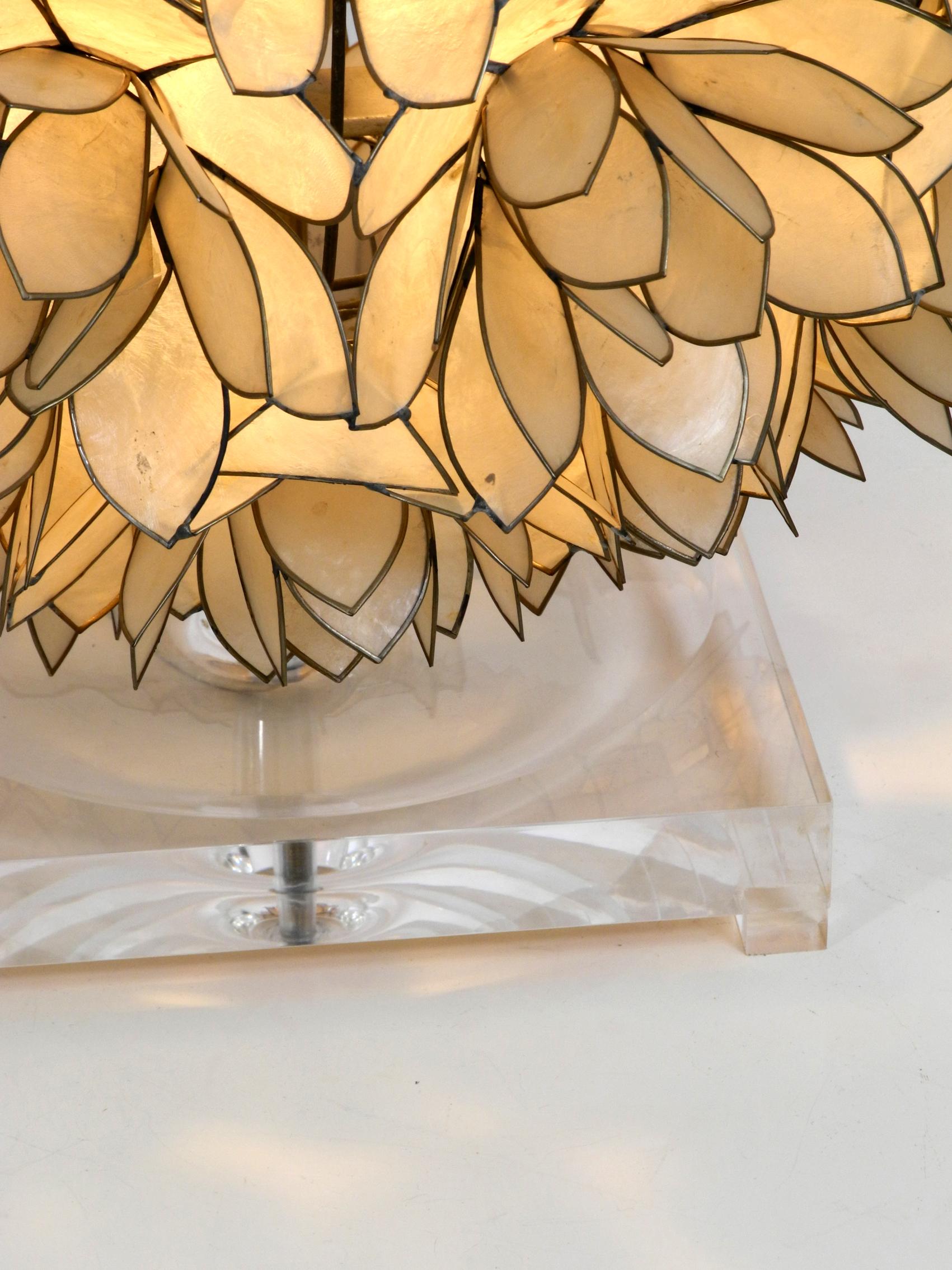 Late 20th Century Elegant and Gorgeous Huge 1970s Flower Table Lamp in Spherical Mother of Pearl