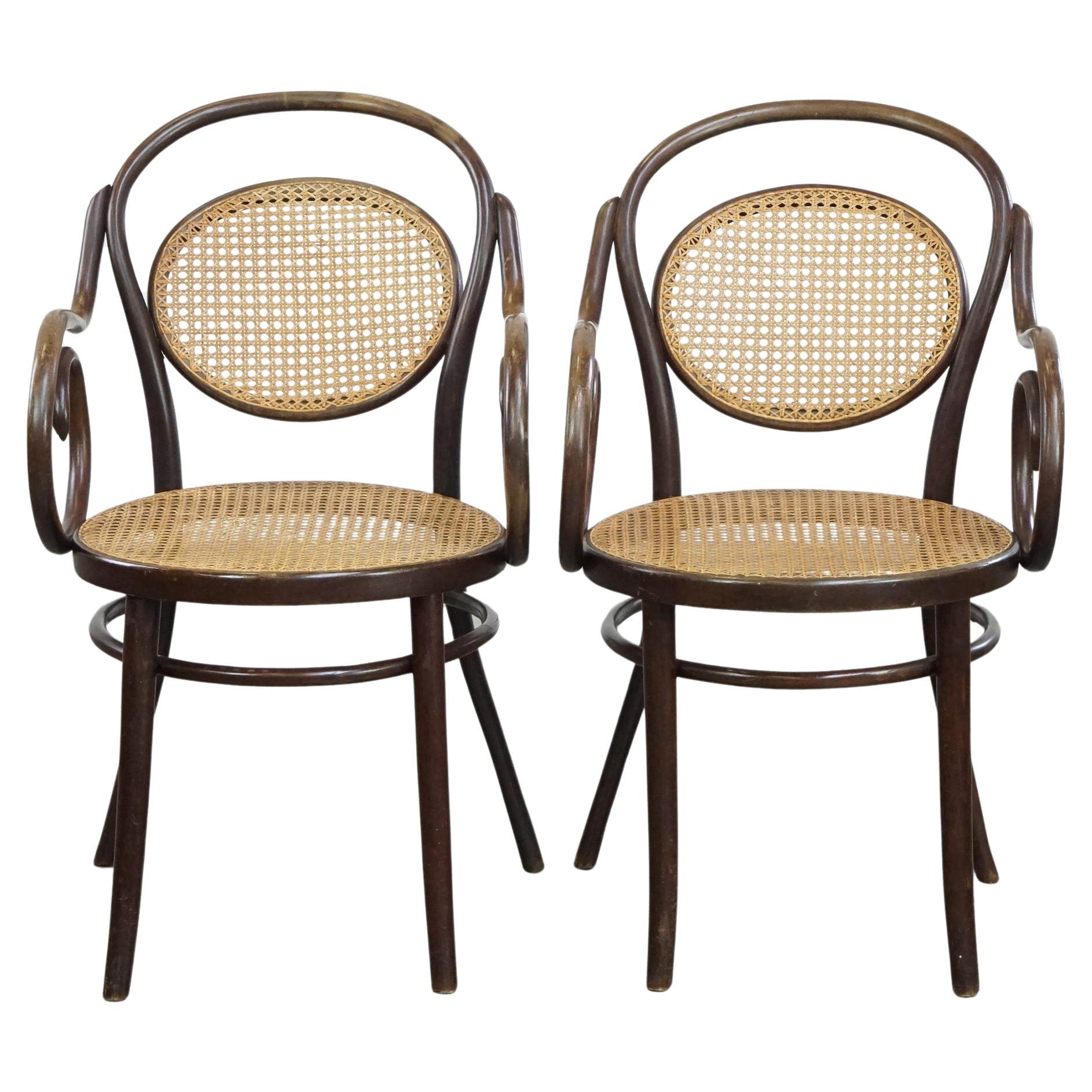 Elegant and graceful set of 2 Thonet design bistro chairs with arm rests