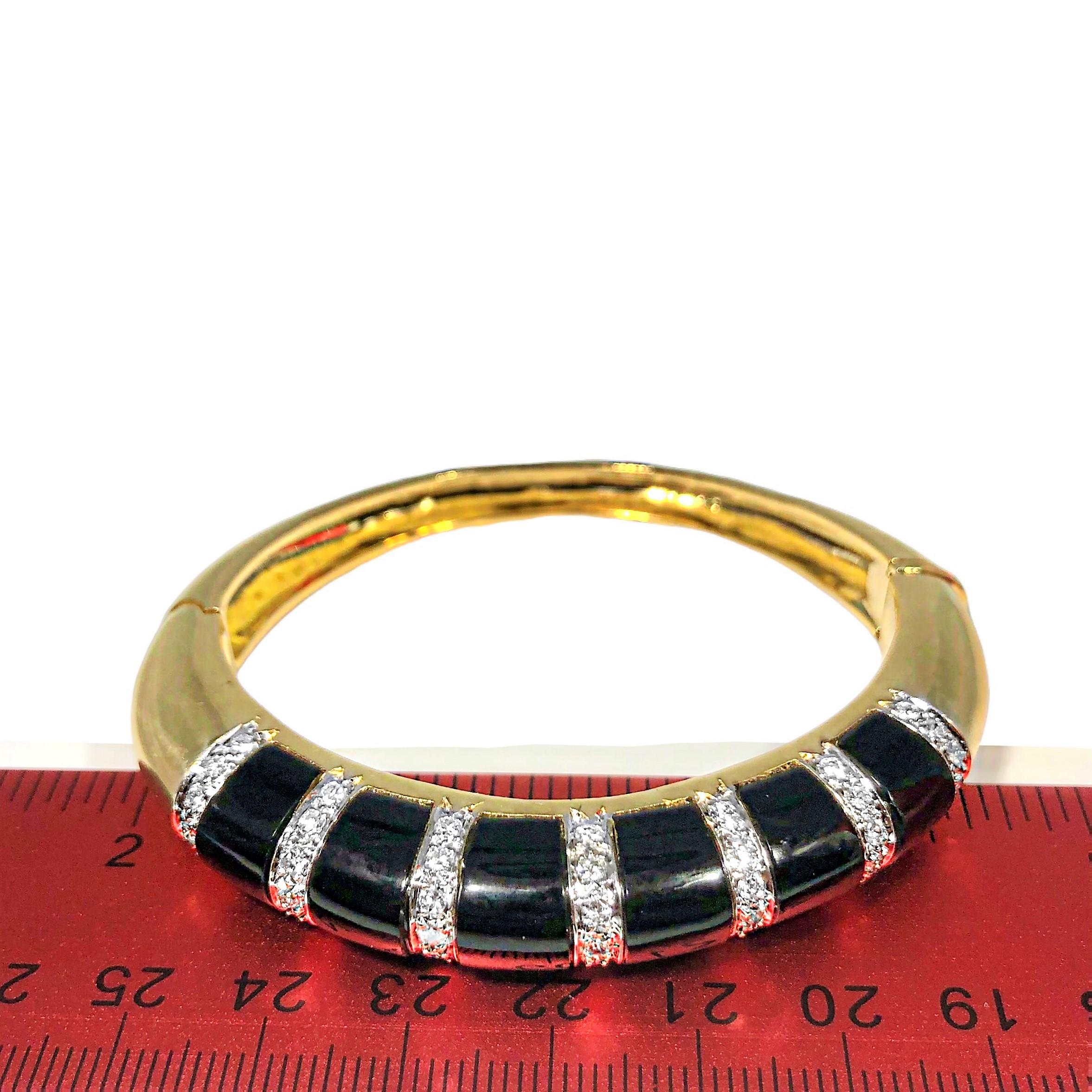 Elegant and Iconic 1970's Bombe Black Onyx and Diamond 18K Gold Bangle Bracelet In Good Condition In Palm Beach, FL