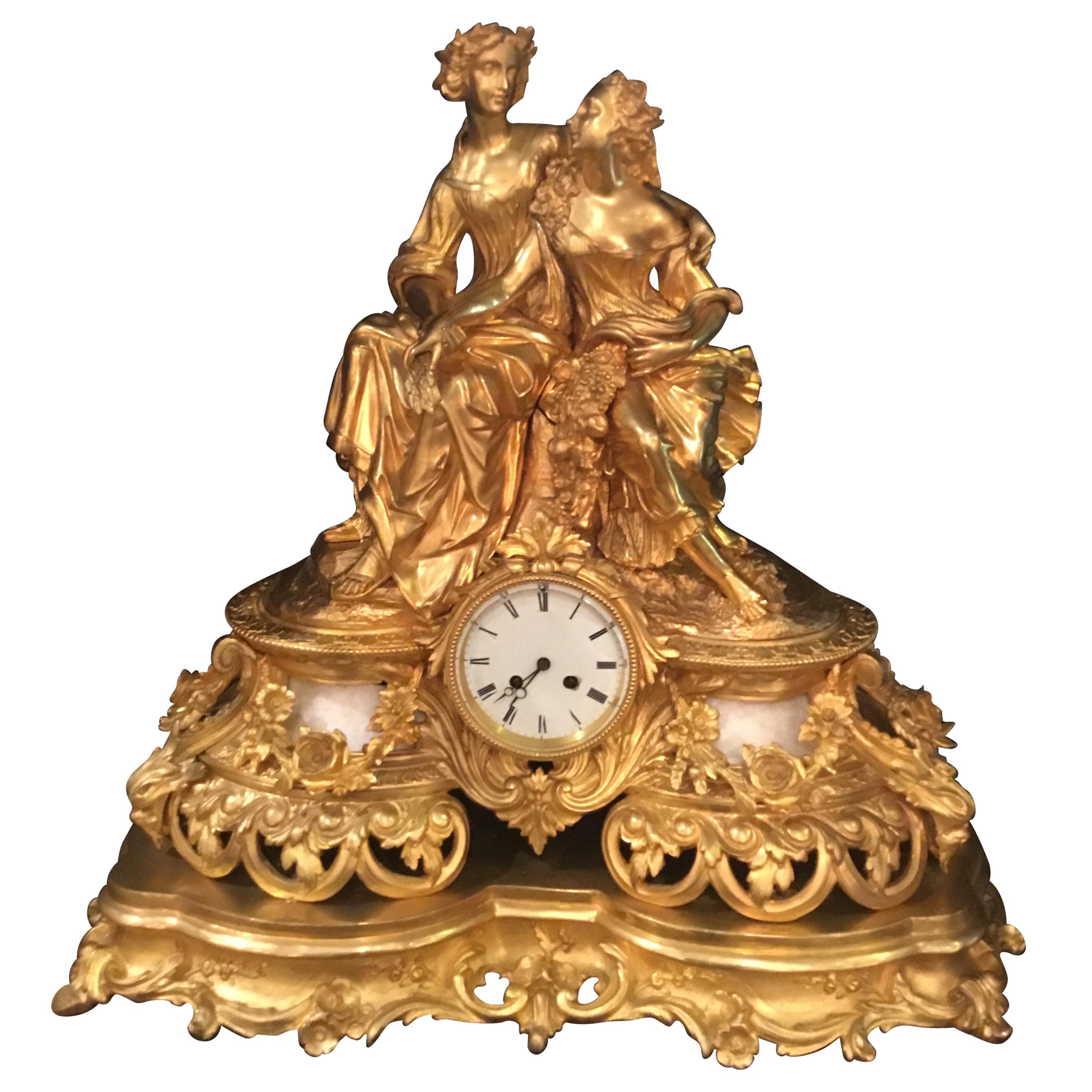Elégante et grande horloge française en bronze doré