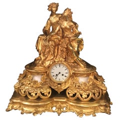 Elegante und große französische Uhr aus vergoldeter Bronze