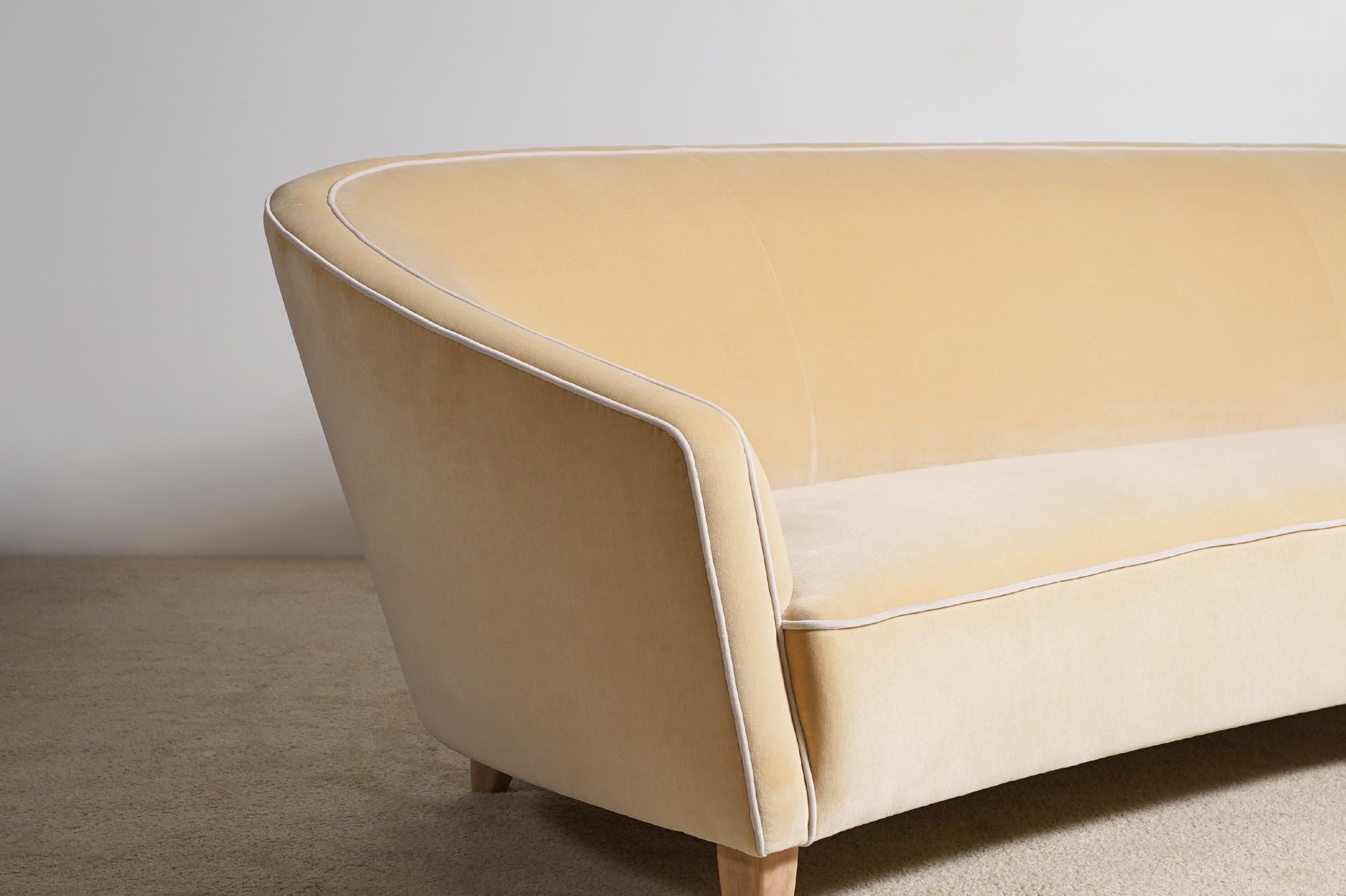 Tissu d'ameublement Elegance et grand canapé italien à trois places incurvées, tapisserie en velours neuf. 1950s en vente