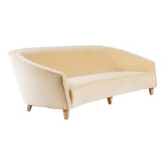 Elegante y Amplio Sofá Italiano Curvo de Tres Plazas, Tapizado de Terciopelo Nuevo. 1950s