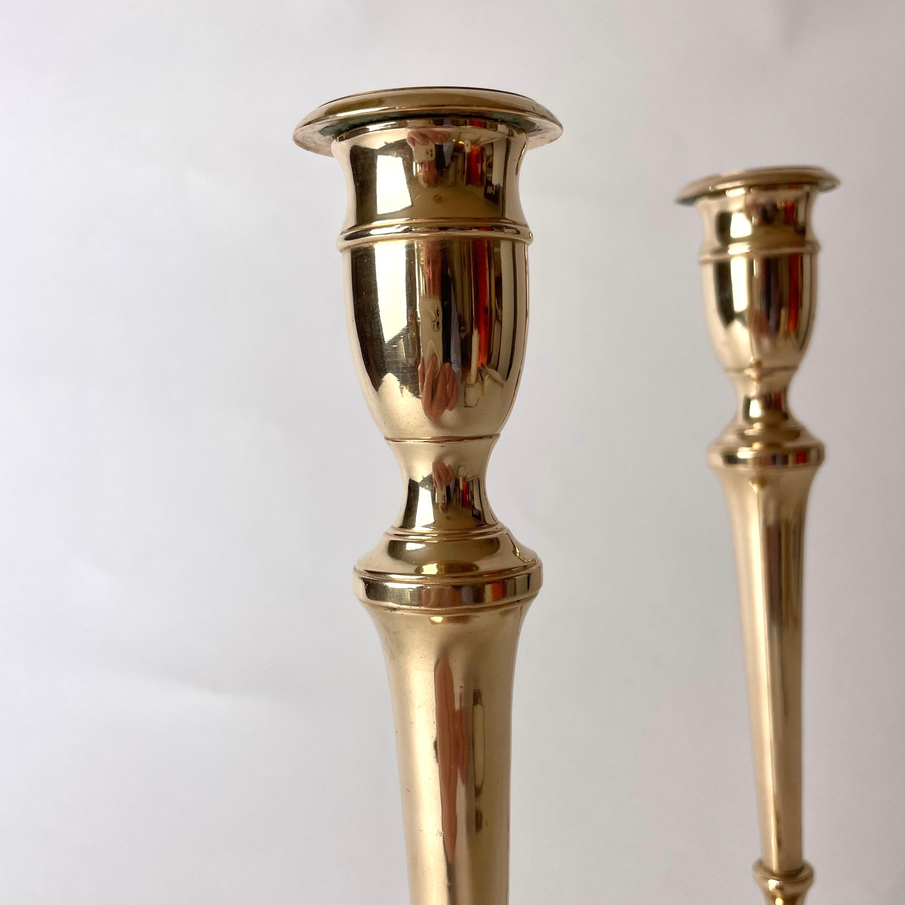 Élégante et grande paire de chandeliers en laiton Karl Johan suédois des années 1820. Bon état - En vente à Knivsta, SE