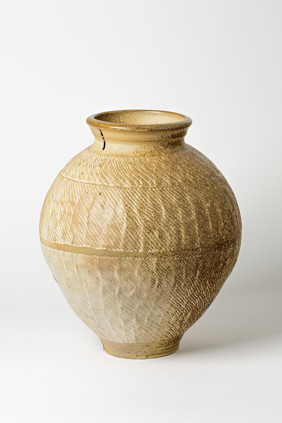 Élégant vase massif en céramique.

Signé par Steen Kepp. Réalisé, vers 1975.

Magnifiques effets de cuisson de la céramique et couleur de la glaçure blanche de la céramique.

Vase en poterie très massif.

Dimensions : 40 x 30 x 30cm.