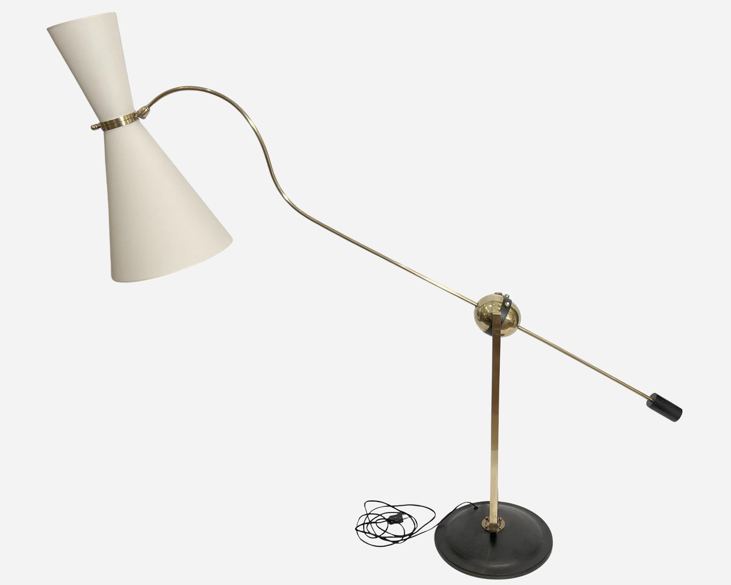 Français Elegant et original lampadaire diabolo à double lumière, France, vers 1940 en vente