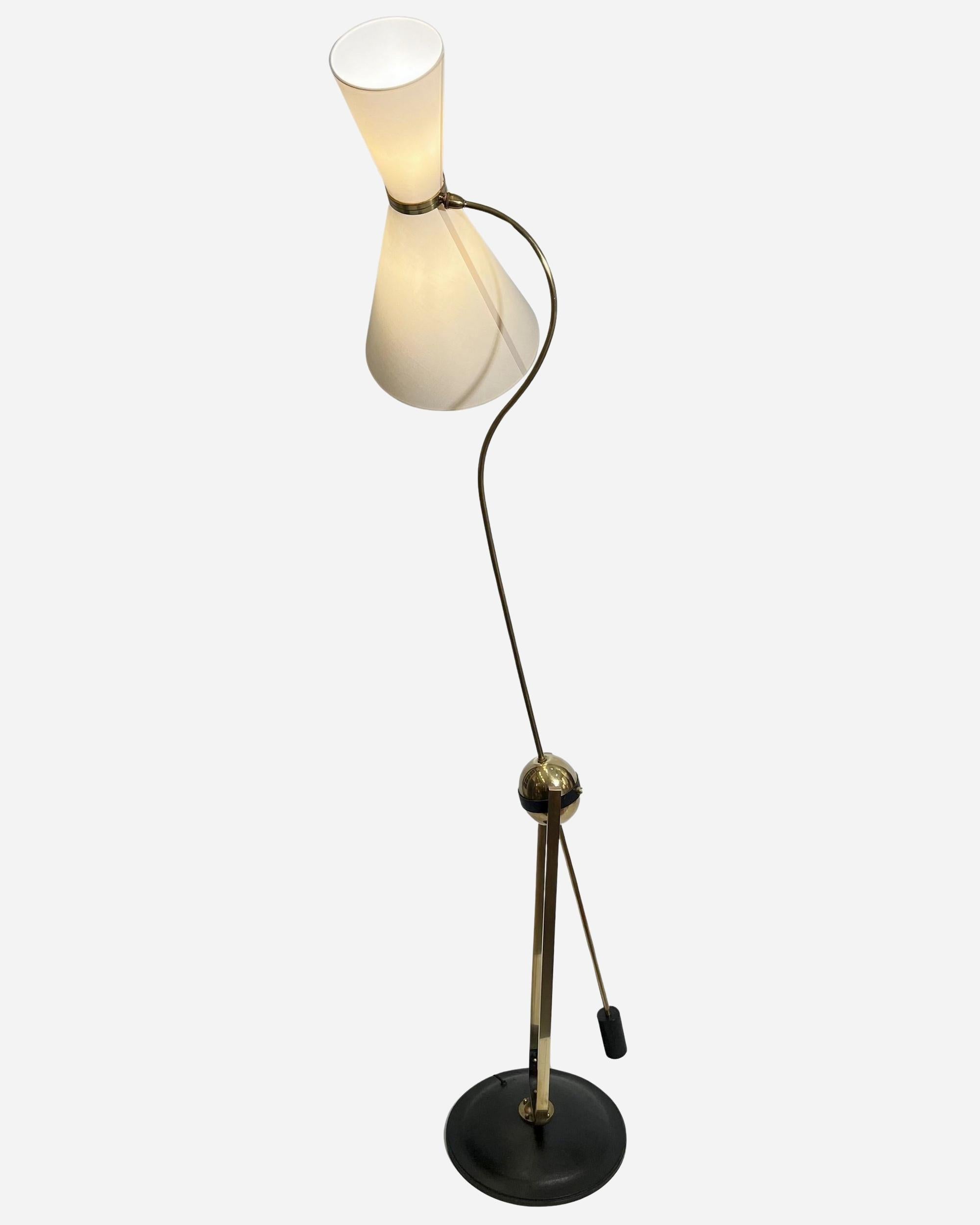 Laqué Elegant et original lampadaire diabolo à double lumière, France, vers 1940 en vente