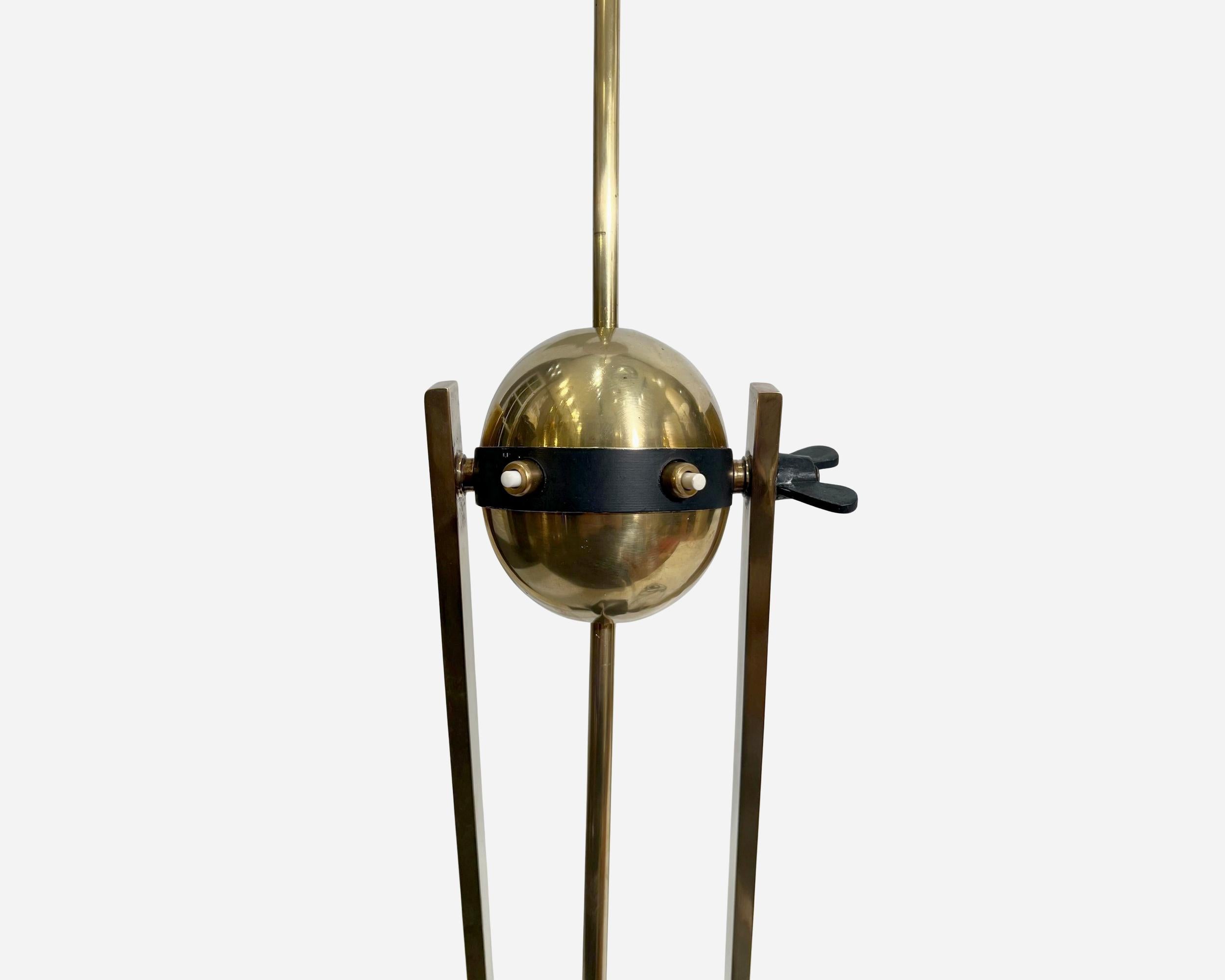 Milieu du XXe siècle Elegant et original lampadaire diabolo à double lumière, France, vers 1940 en vente