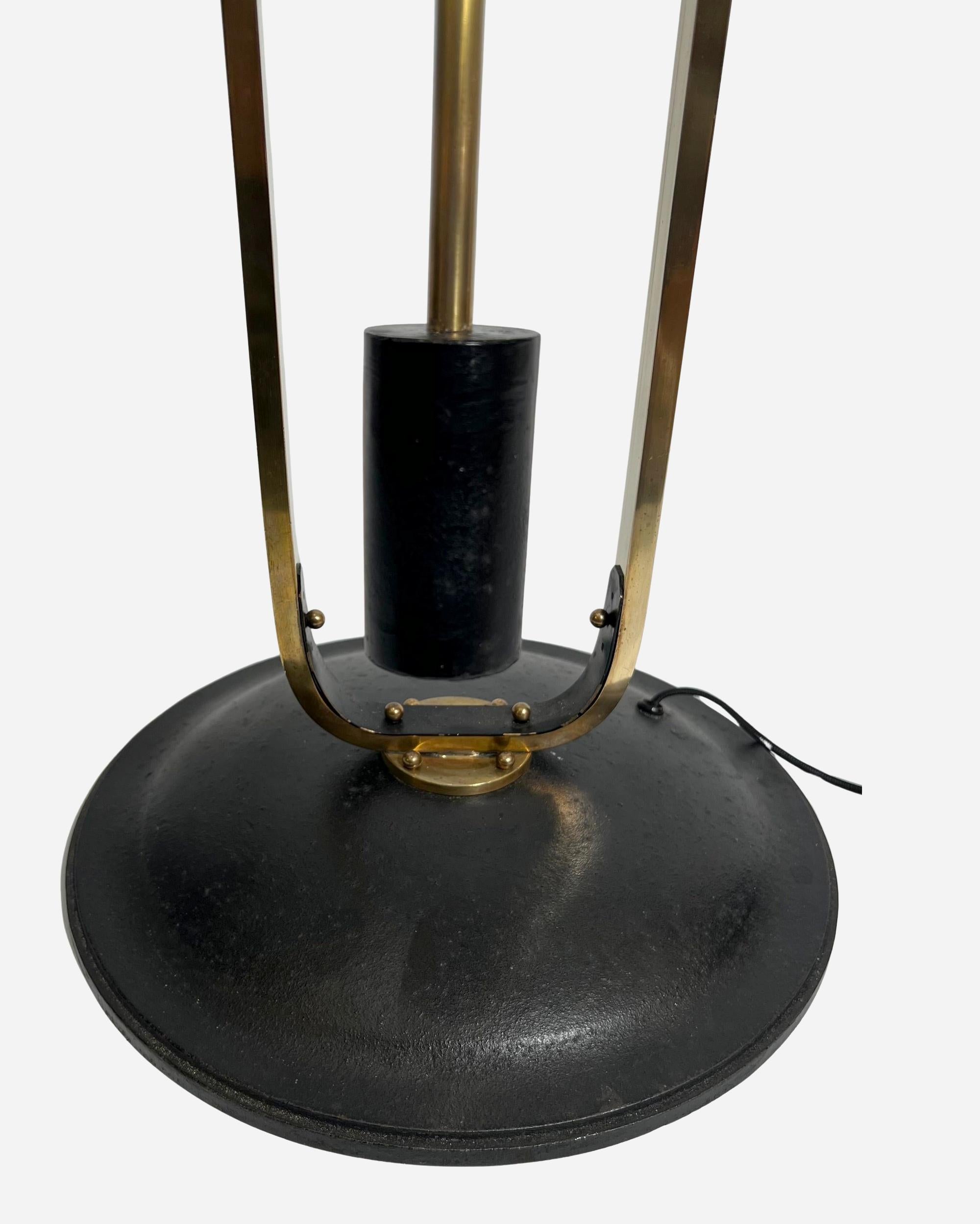 Laiton Elegant et original lampadaire diabolo à double lumière, France, vers 1940 en vente