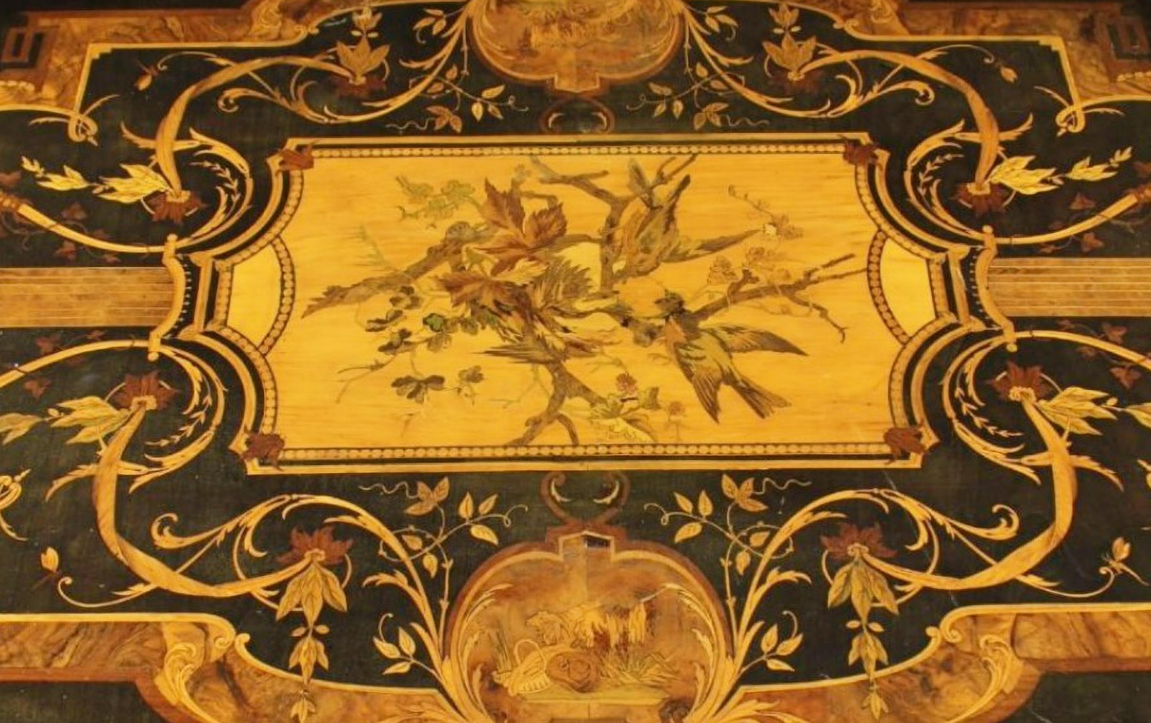 Elegance et préciosité de la table centrale NAPOLEON III 19ème siècle

en bois ébonisé richement incrusté de diverses essences de bois et de laiton avec des motifs floraux à l'intérieur d'une réserve d'oiseaux sur les branches, enrichi