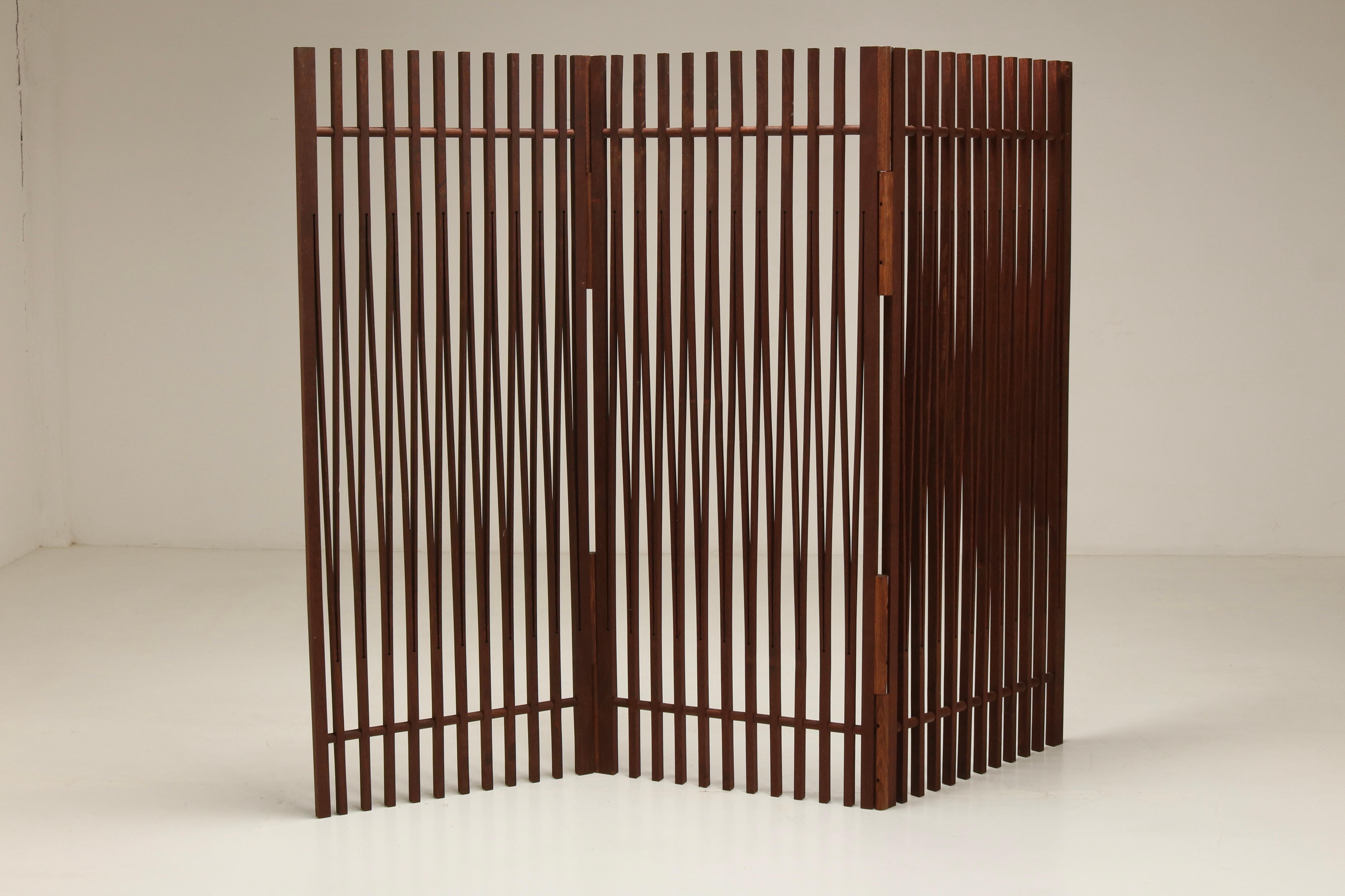 This remarkable wooden screen from the 80s epitomizes the sophistication and innovation, quintessential trademark associated to Giorgetti's craftsmanship. This piece is characterised by meticolous details obtained with a precise laser cut on a