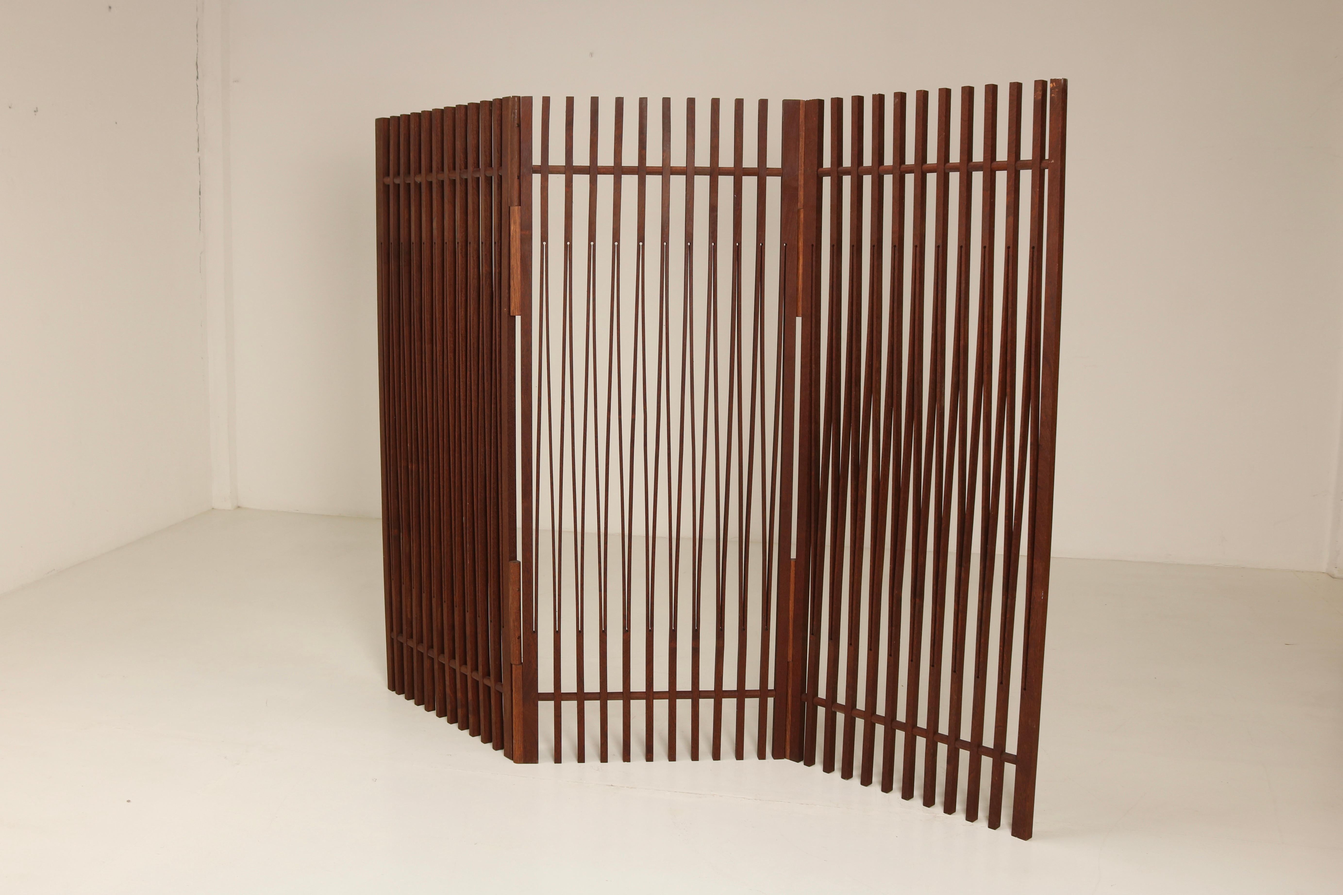Elegant and rare single-wood piece carved screen by Giorgetti, 1980s  In Good Condition In Milan, IT