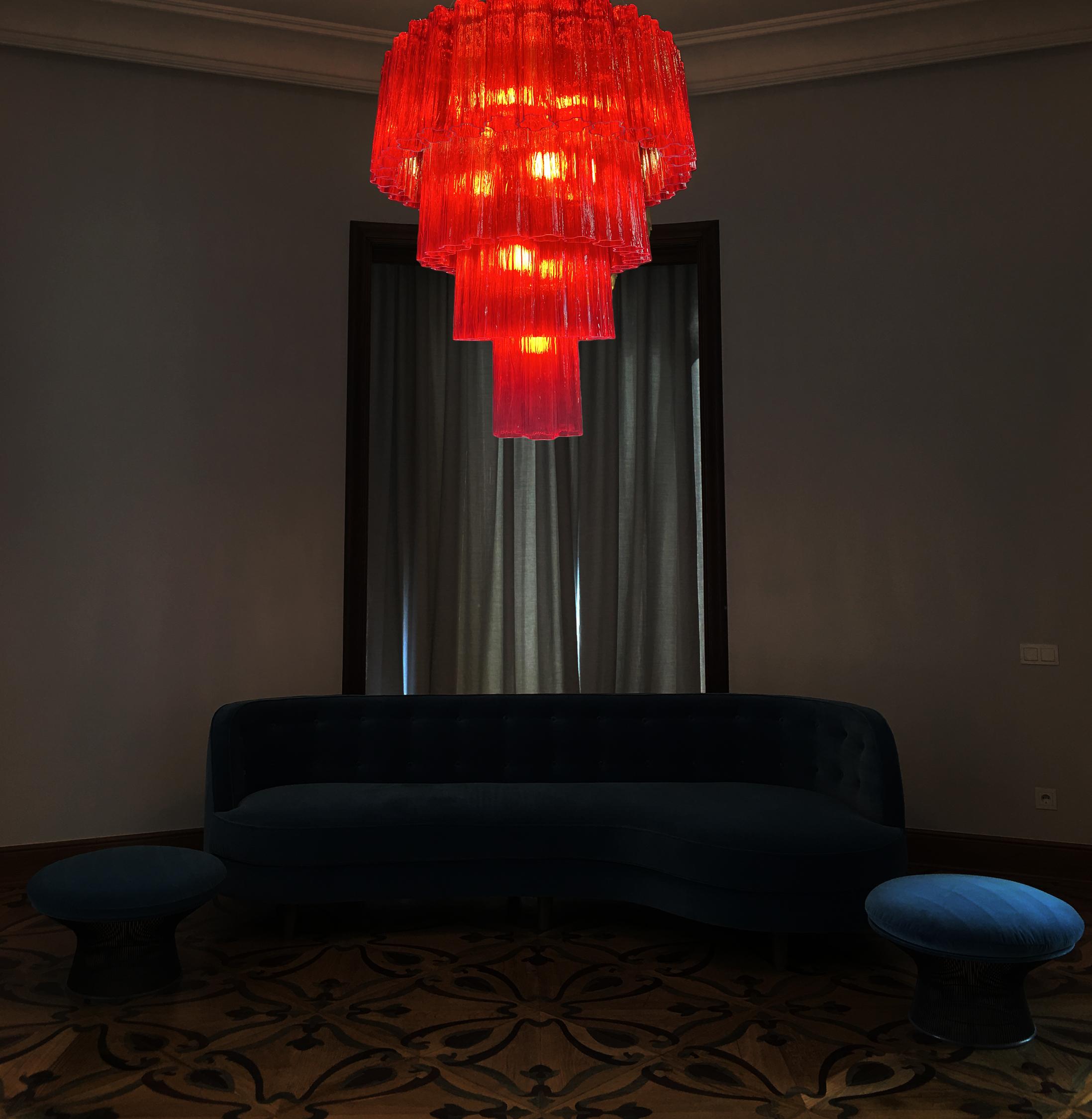 Charming Murano chandelier. The garish red ruby color elegantly reflects the light. The height without chain is 112 cm. It can be made to the dimensions requested by the customer.