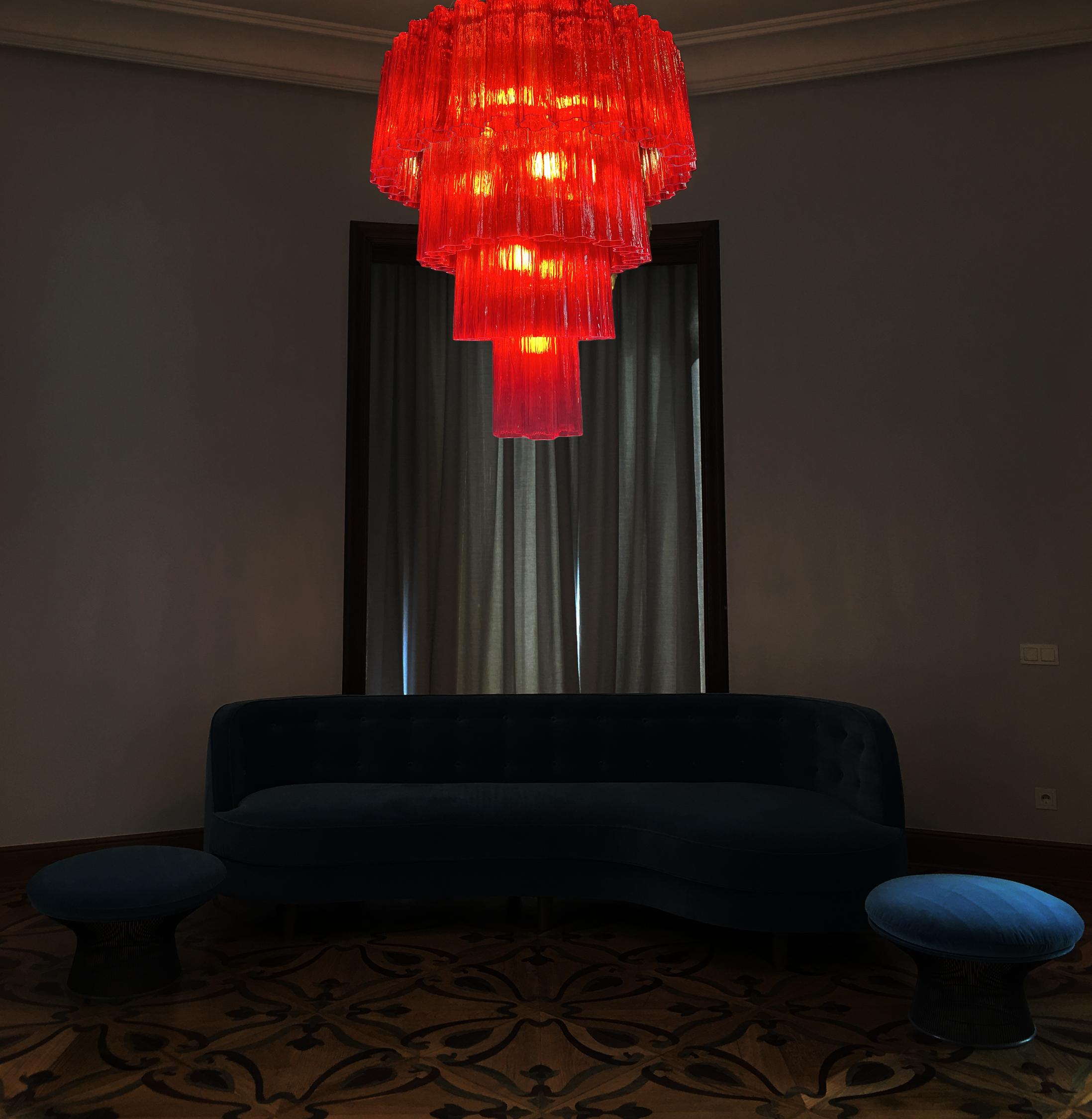Charmantes Paar Murano-Kronleuchter. Der knallrote Rubin reflektiert das Licht auf elegante Weise. Die Höhe ohne Kette beträgt 112 cm. Er kann nach den vom Kunden gewünschten Maßen angefertigt werden.