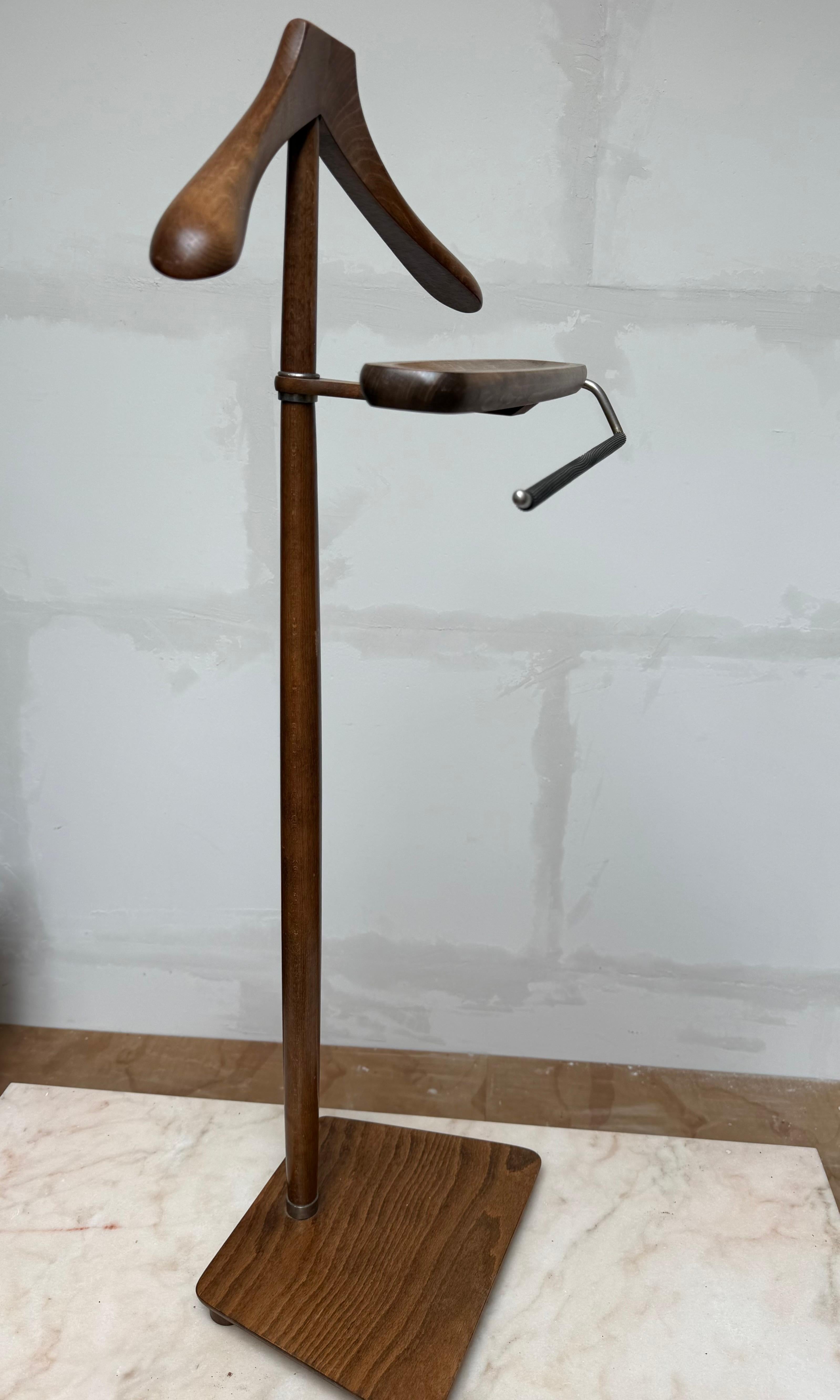 Elegante e scolpito valletto per gentiluomini in legno, appendiabiti, design di metà secolo in vendita 2