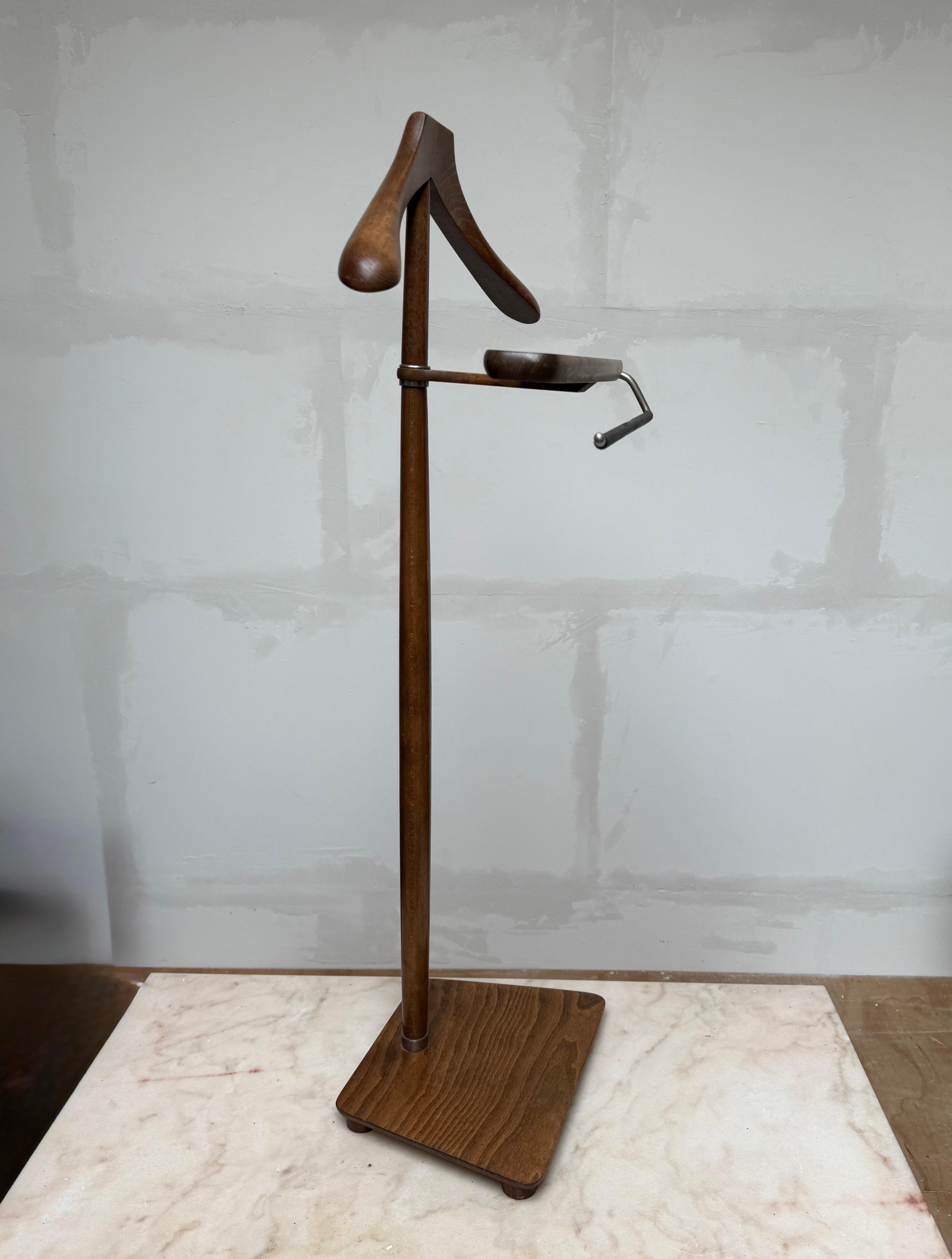 Elegante e scolpito valletto per gentiluomini in legno, appendiabiti, design di metà secolo in vendita 3