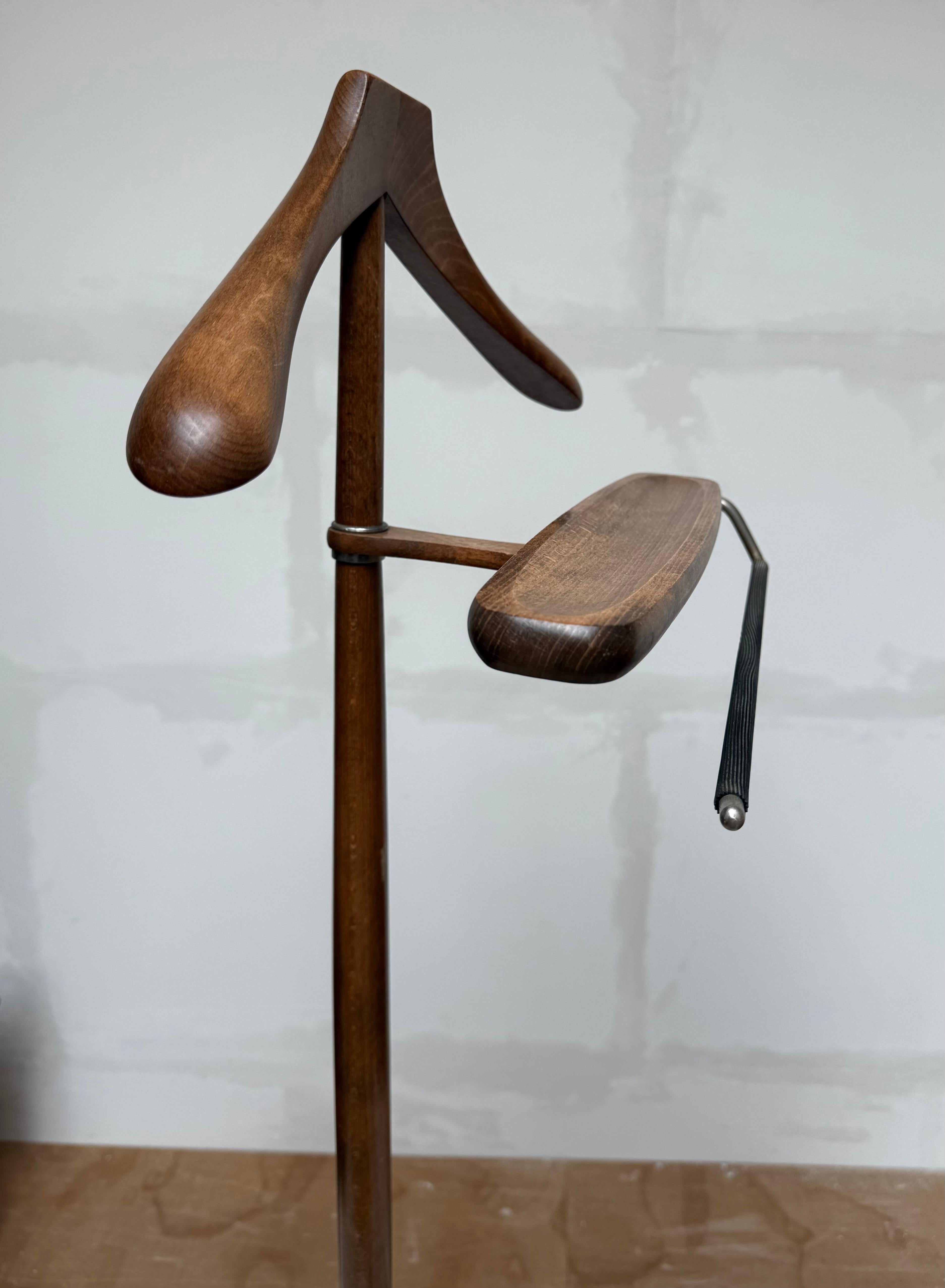 Elegante e scolpito valletto per gentiluomini in legno, appendiabiti, design di metà secolo in vendita 4