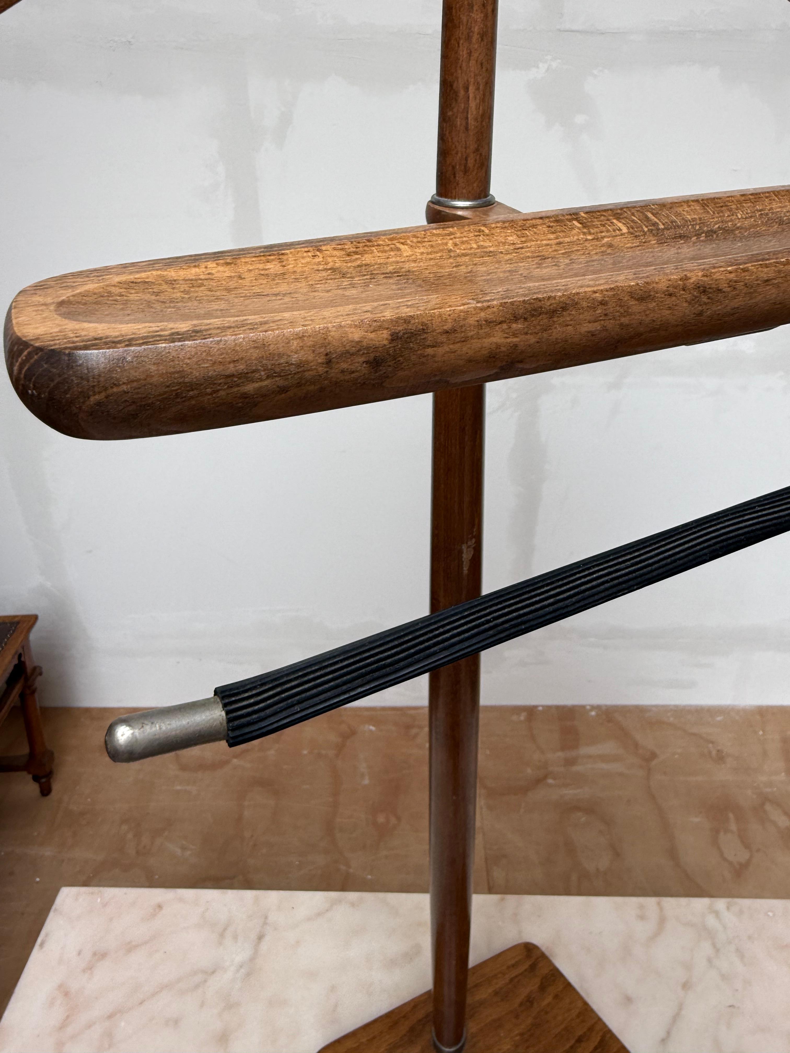 Un valletto in legno scolpito dell'epoca del Mid-Century, con grazia e funzionalità.

Un bellissimo portavalori di metà secolo, che mette in mostra l'eleganza senza tempo e la funzionalità del design classico moderno.

Questo raffinato pezzo