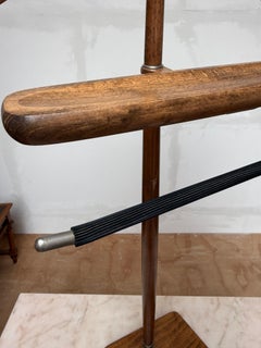Eleganter und geschnitzter hölzerner Herrendiener, Anzugständer, Mid-Century Design