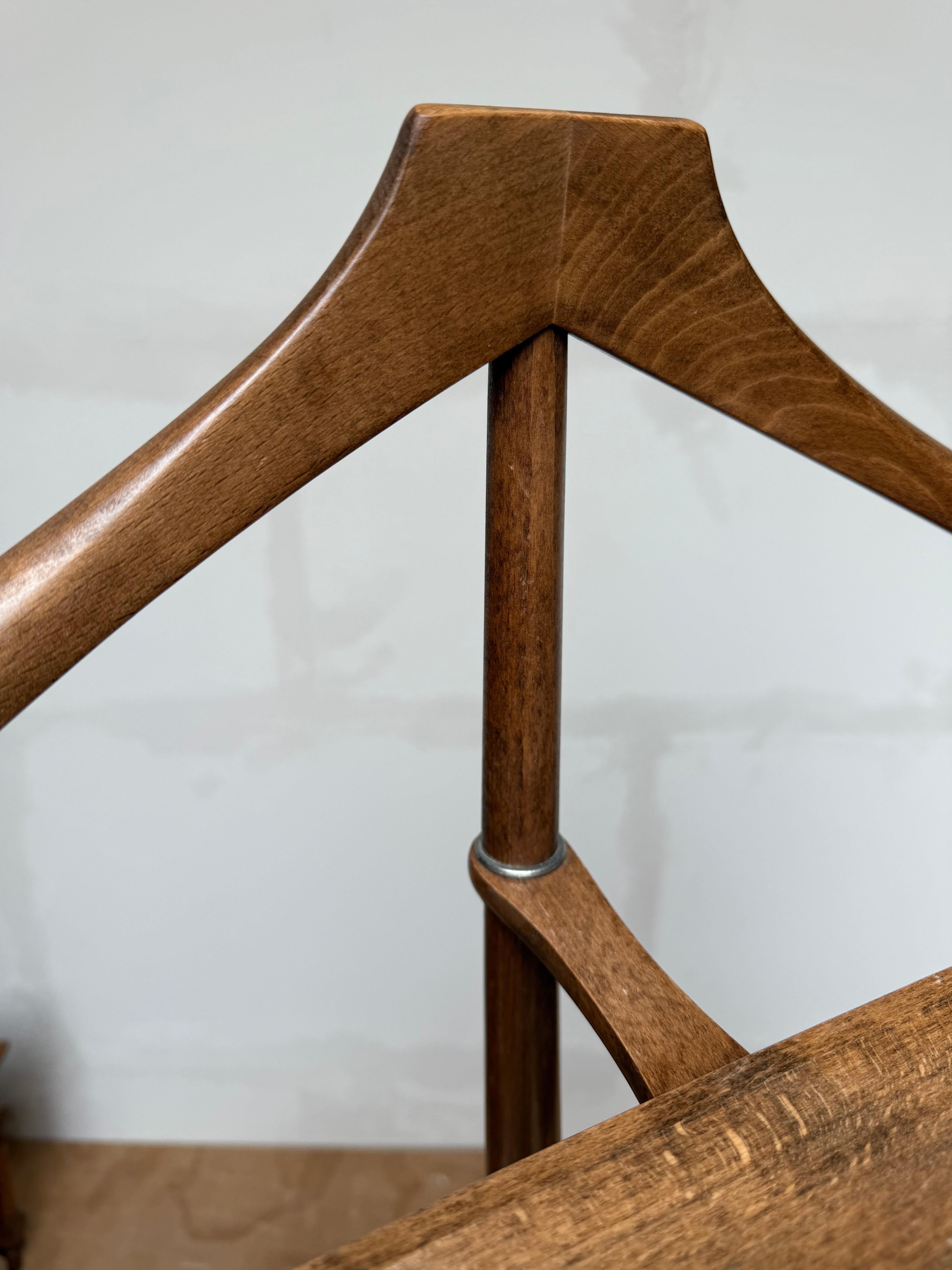 Mid-Century moderno Elegante e scolpito valletto per gentiluomini in legno, appendiabiti, design di metà secolo in vendita