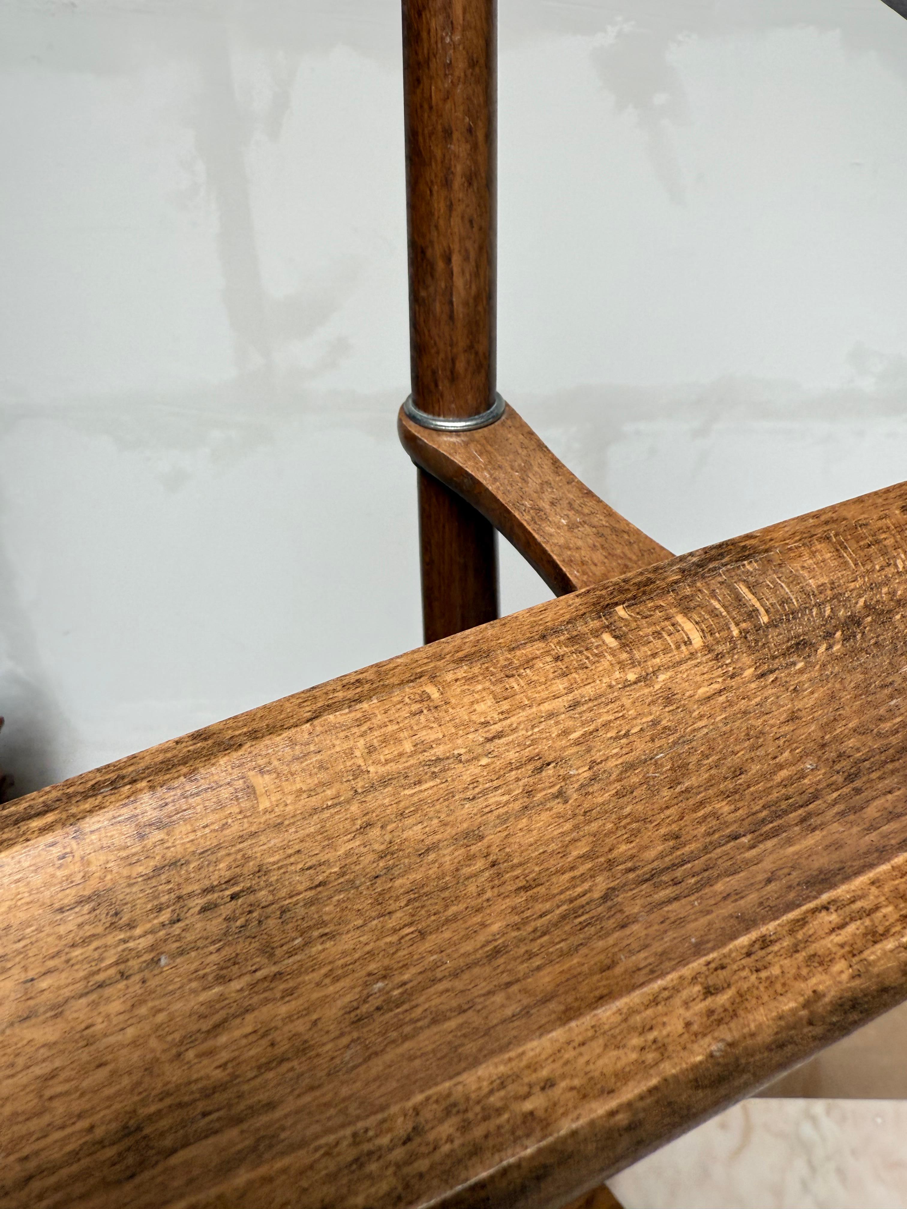 Europeo Elegante e scolpito valletto per gentiluomini in legno, appendiabiti, design di metà secolo in vendita