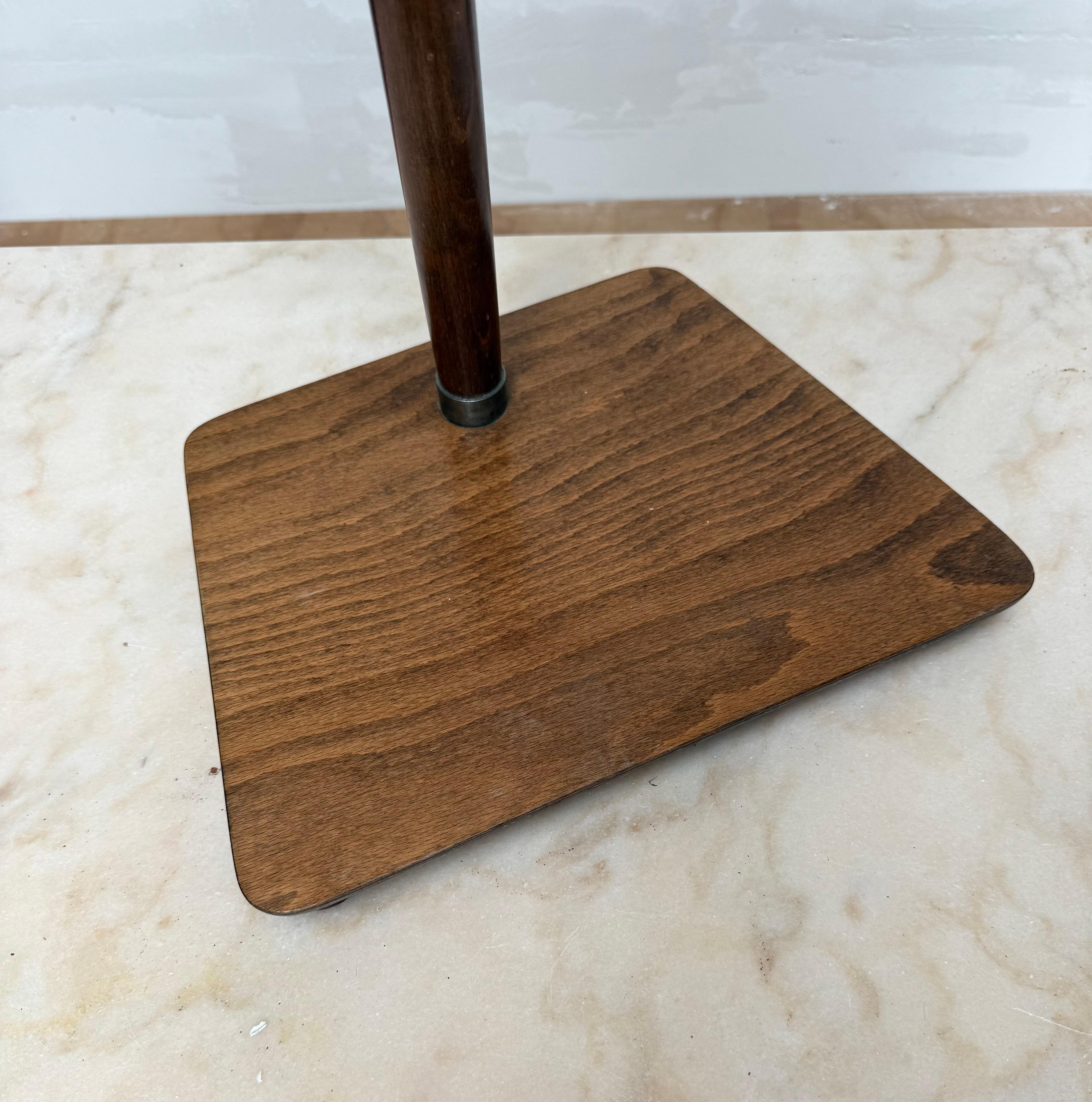 Fatto a mano Elegante e scolpito valletto per gentiluomini in legno, appendiabiti, design di metà secolo in vendita