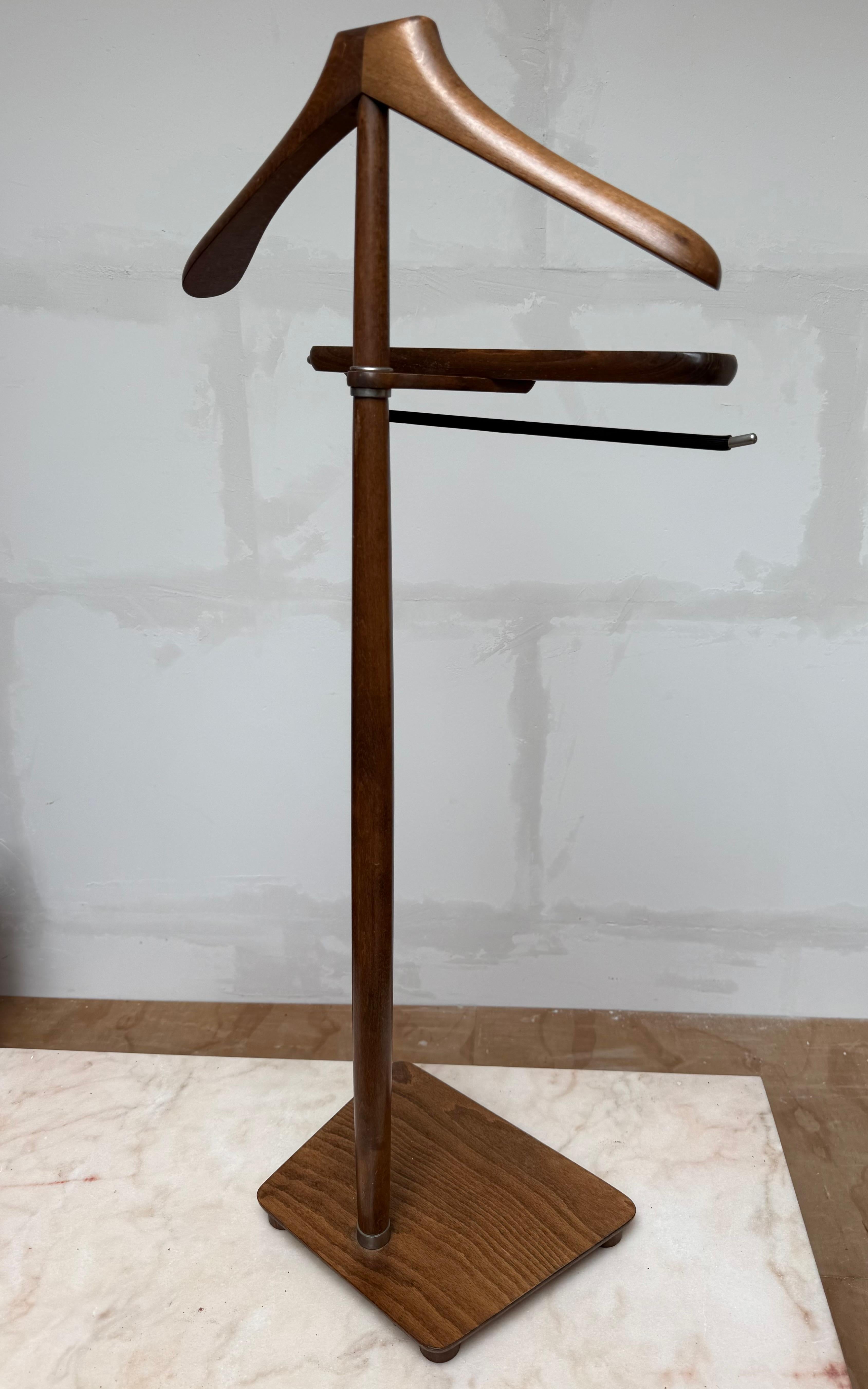 XX secolo Elegante e scolpito valletto per gentiluomini in legno, appendiabiti, design di metà secolo in vendita