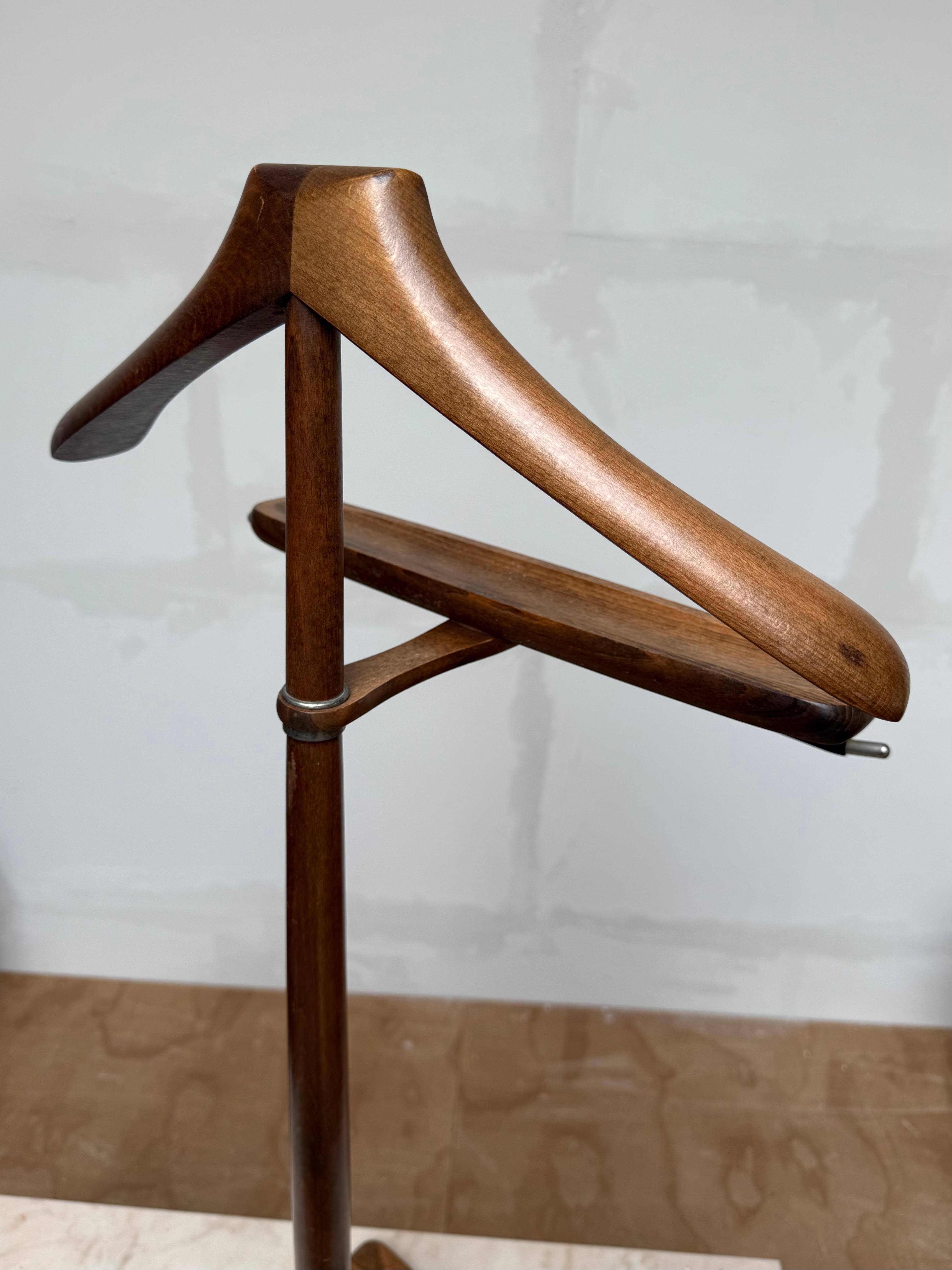 Metallo Elegante e scolpito valletto per gentiluomini in legno, appendiabiti, design di metà secolo in vendita