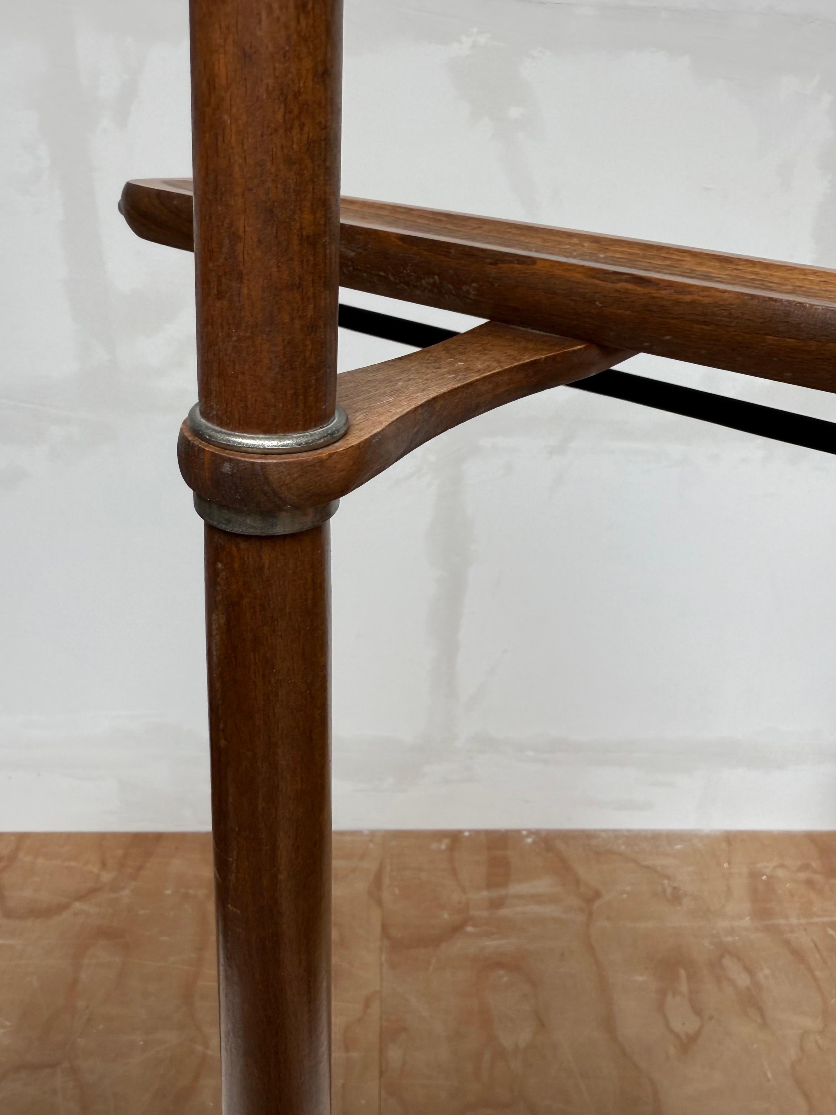 Elegante e scolpito valletto per gentiluomini in legno, appendiabiti, design di metà secolo in vendita 1