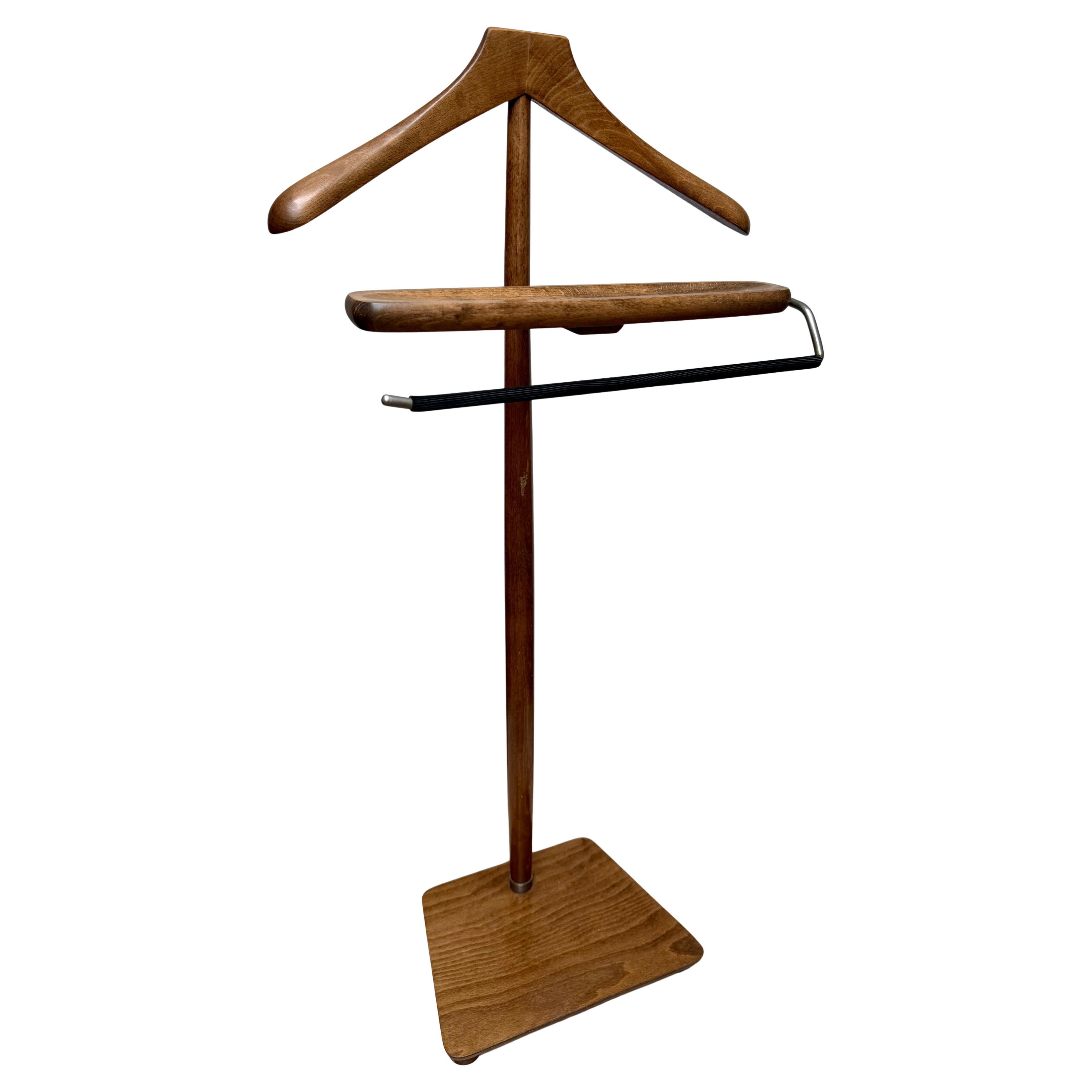 Elegante e scolpito valletto per gentiluomini in legno, appendiabiti, design di metà secolo in vendita