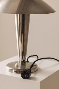 Lámpara de mesa elegante y escultural al gusto de Jean Perzel, Francia años 40.